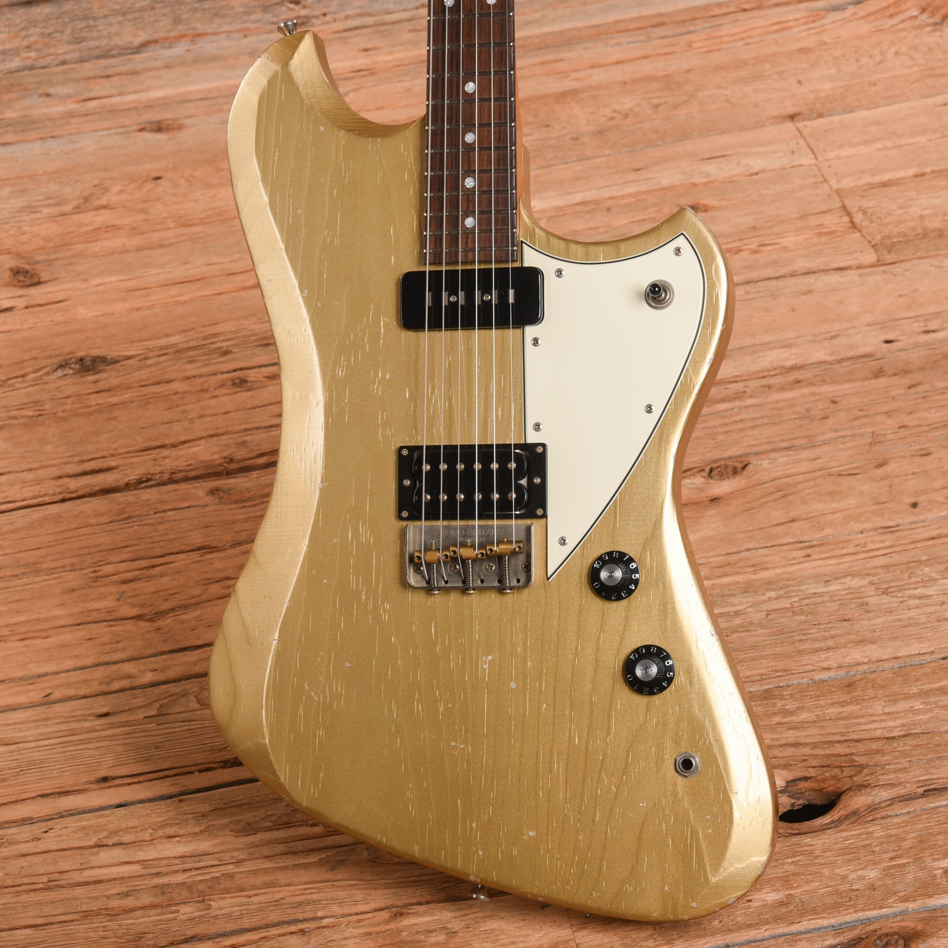 Novo Voltur Gold Electric Guitars / Solid Body