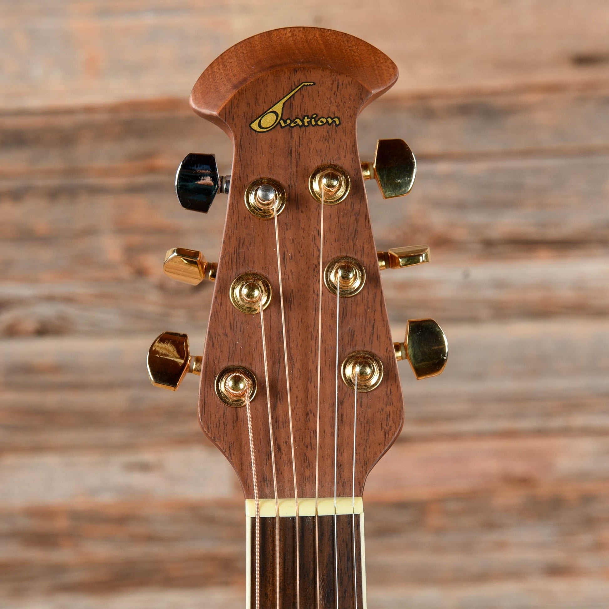 Ovation CS257 Celebrity Deluxe Natural 2000 Acoustic Guitars / Built-in Electronics