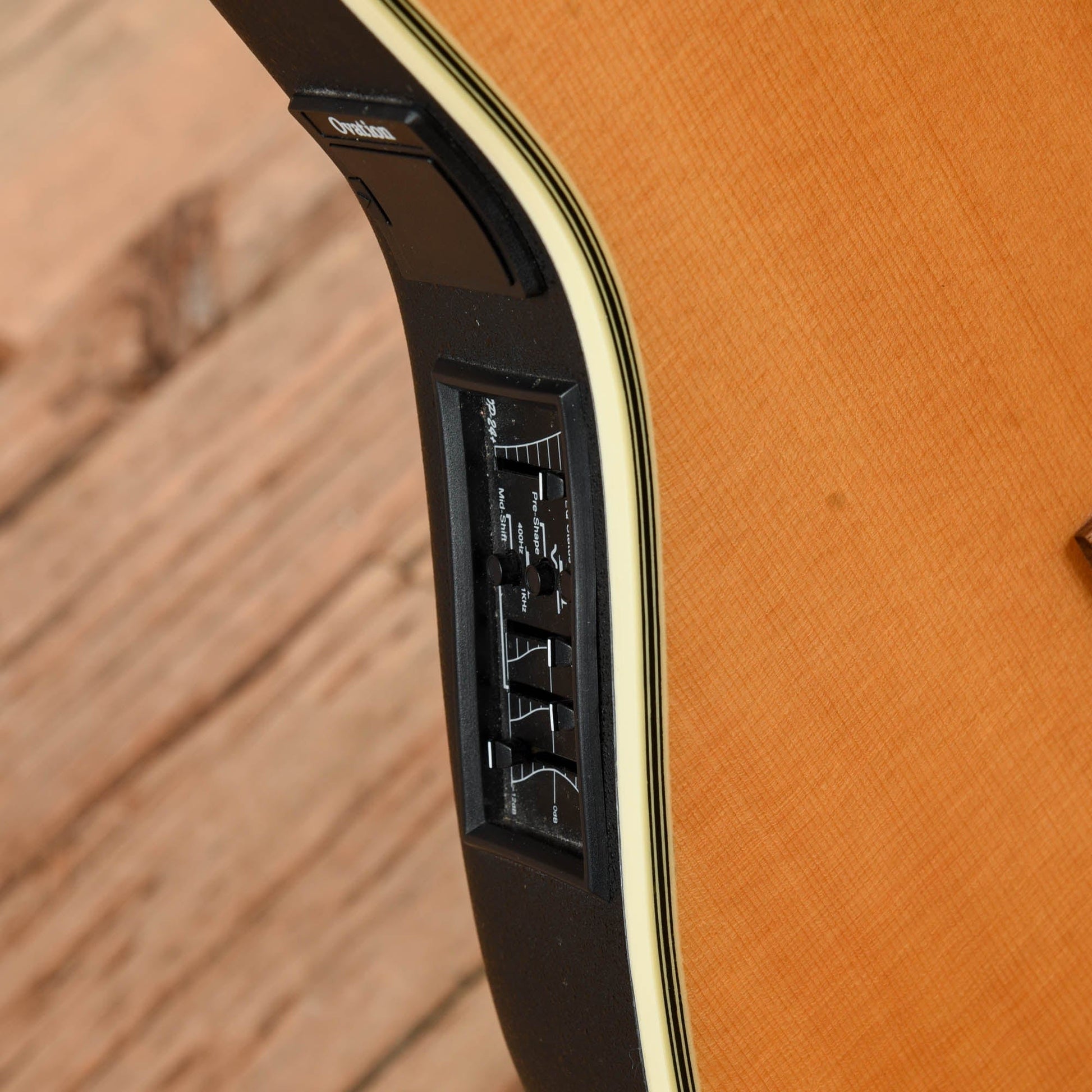 Ovation CS257 Celebrity Deluxe Natural 2000 Acoustic Guitars / Built-in Electronics