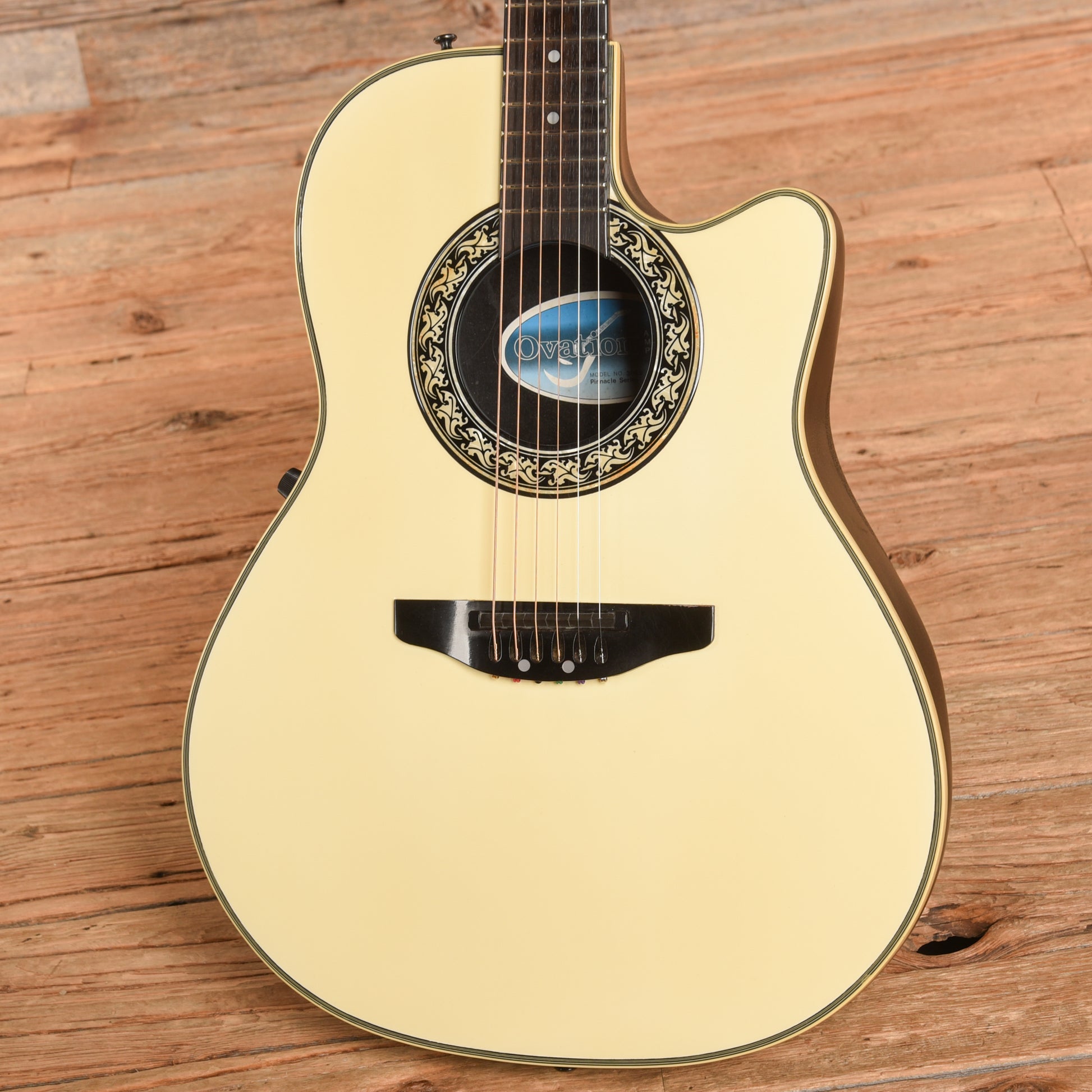 Ovation 3862 White Acoustic Guitars / OM and Auditorium
