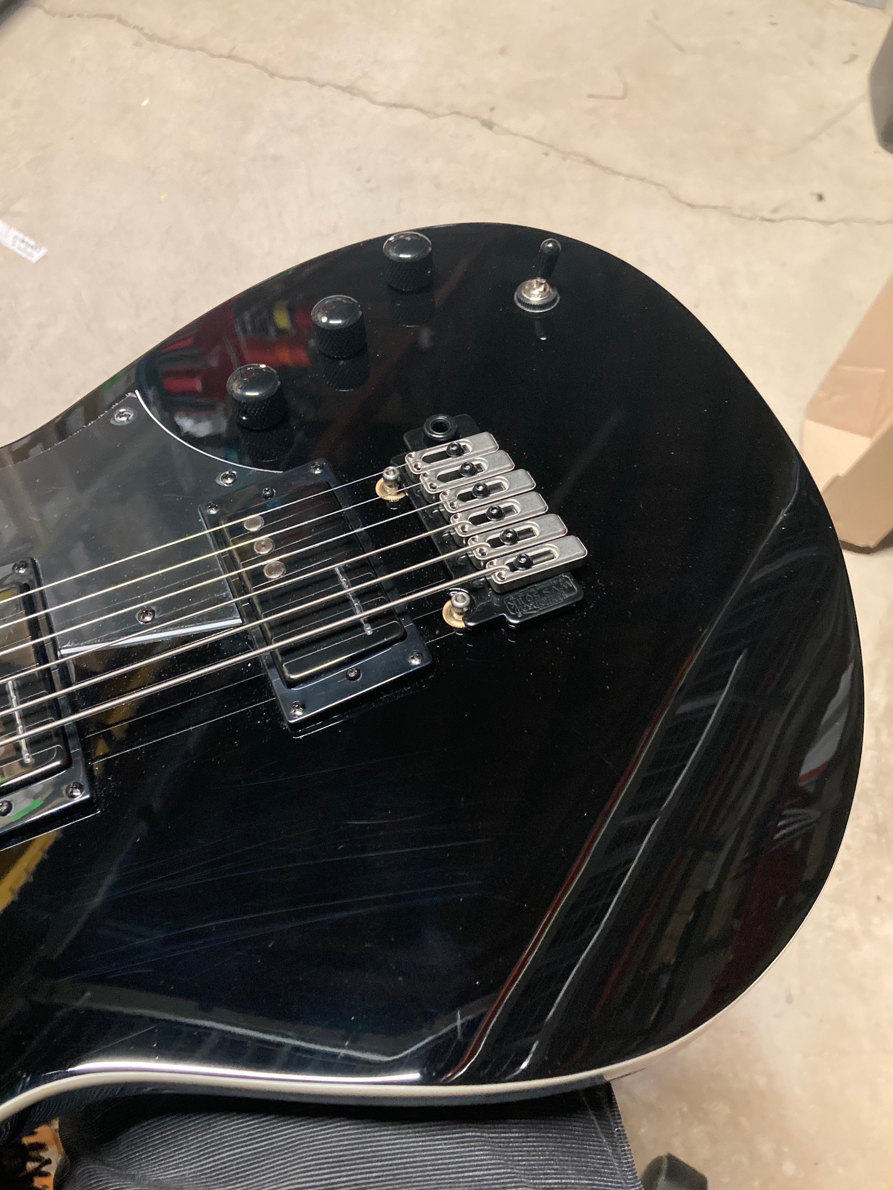 Reverend Descent W Baritone Blackout Electric Guitars / Solid Body