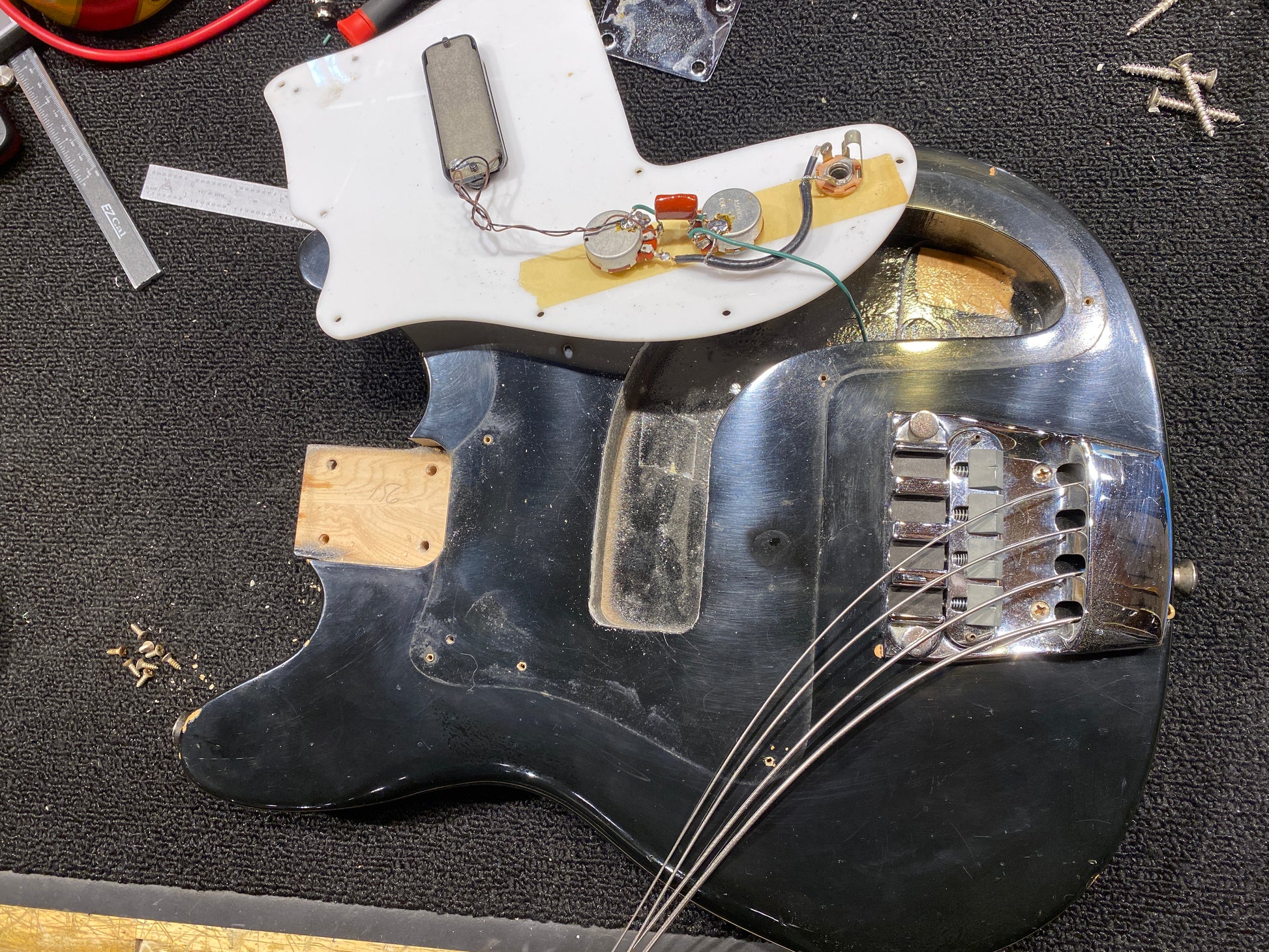 Rickenbacker 3000 Jetglo 1976 Bass Guitars / 4-String