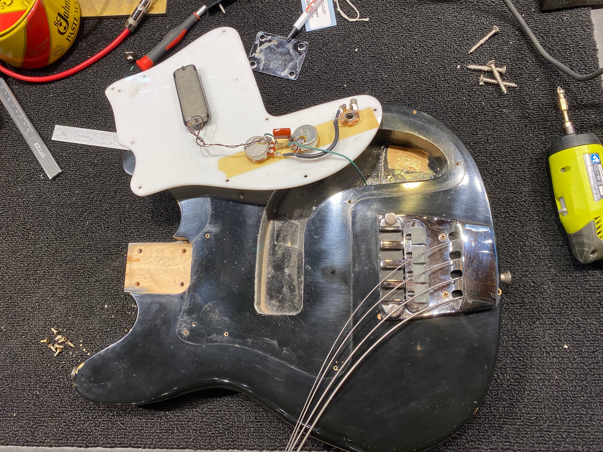 Rickenbacker 3000 Jetglo 1976 Bass Guitars / 4-String