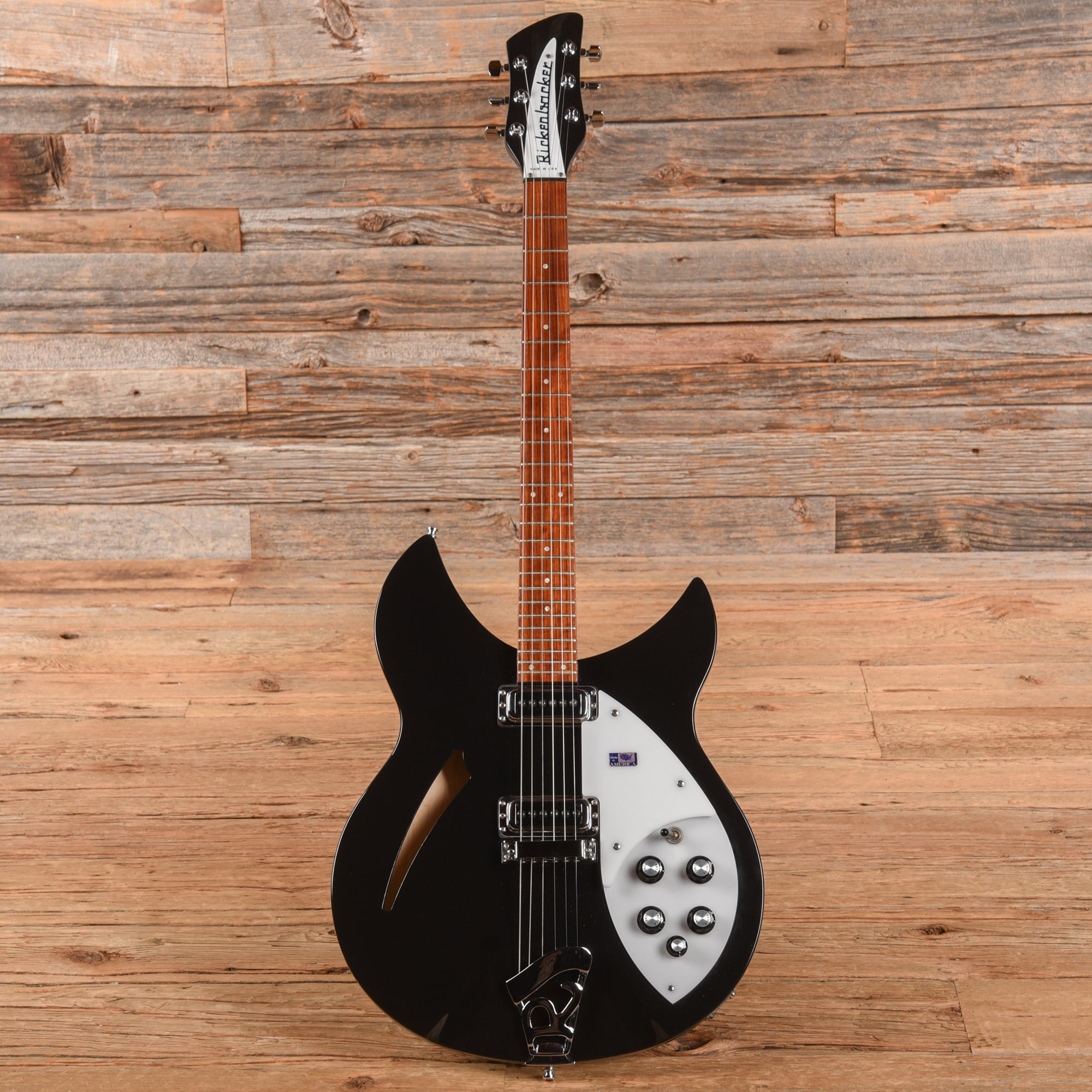 Rickenbacker 330 Jetglo 2008 Electric Guitars / Semi-Hollow