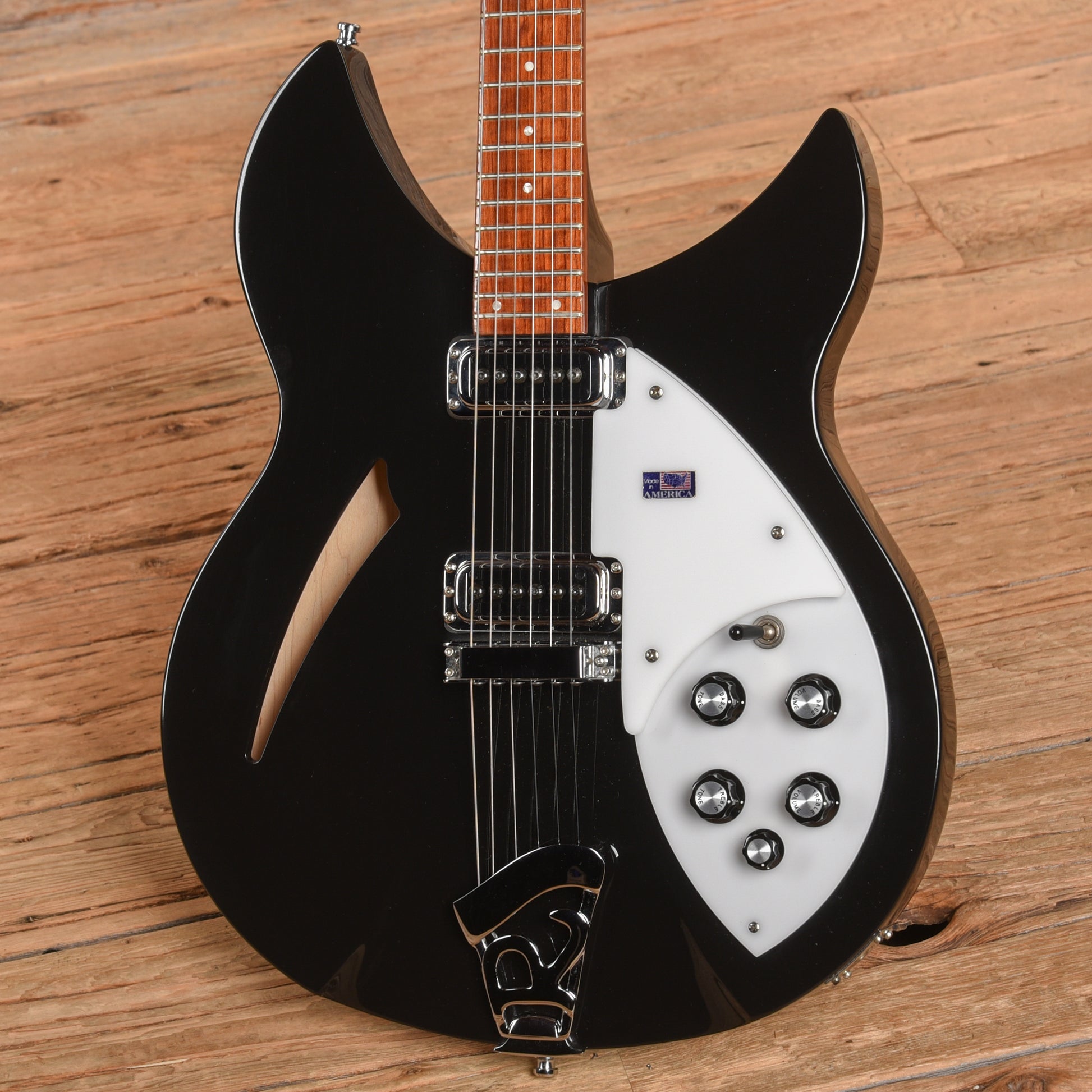 Rickenbacker 330 Jetglo 2008 Electric Guitars / Semi-Hollow