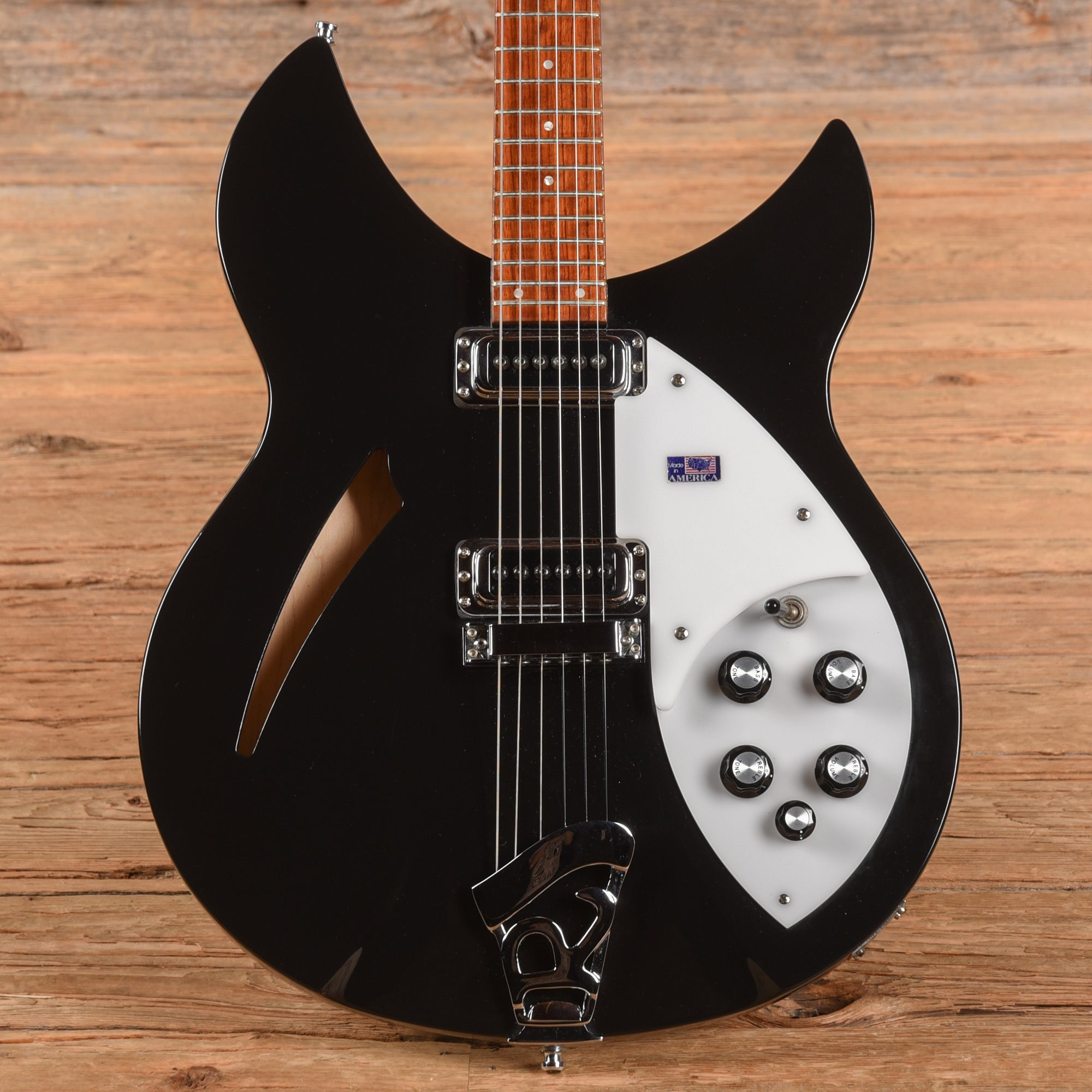 Rickenbacker 330 Jetglo 2008 Electric Guitars / Semi-Hollow