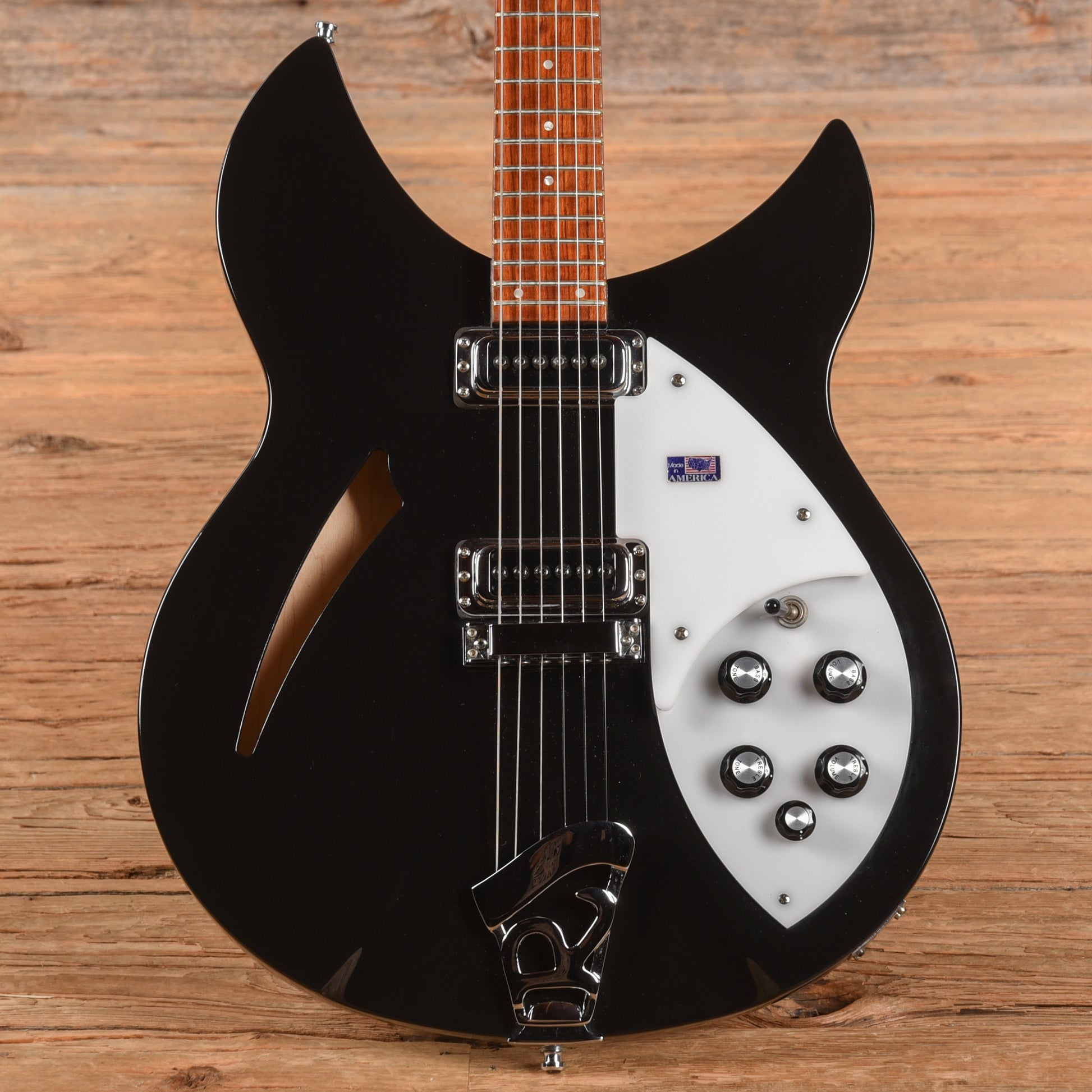 Rickenbacker 330 Jetglo 2008 Electric Guitars / Semi-Hollow