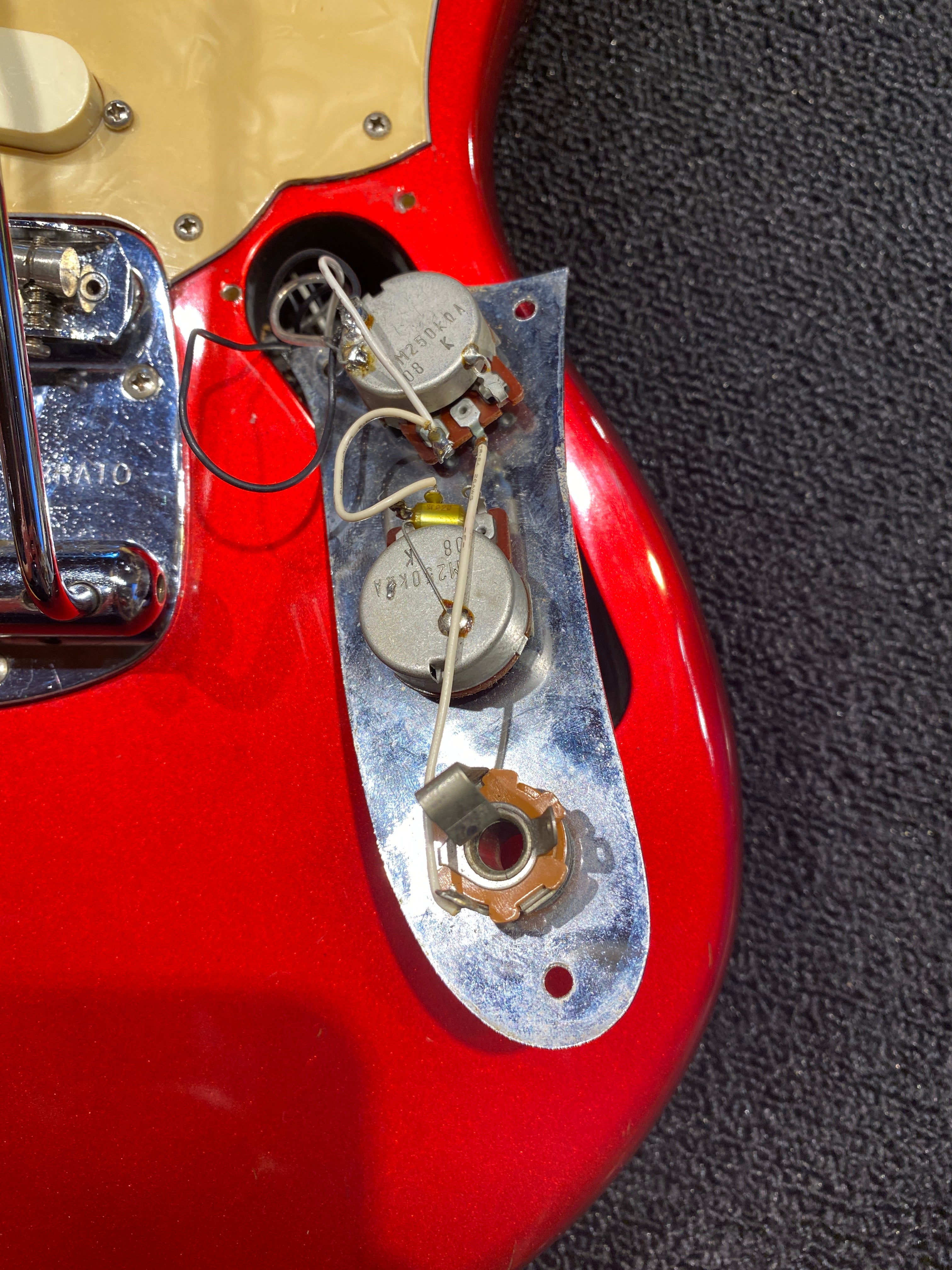 Fender MG-69 Mustang Reissue MIJ Competition Red 1990