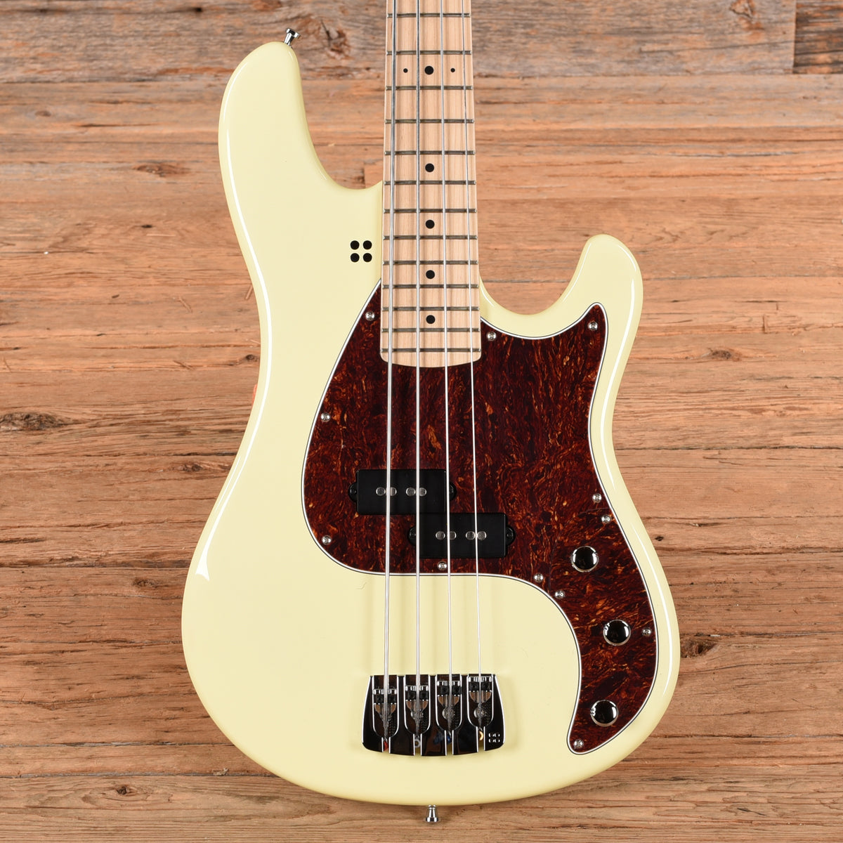 Sandberg Greenline VS4 Short Scale Creme High Gloss Bass Guitars