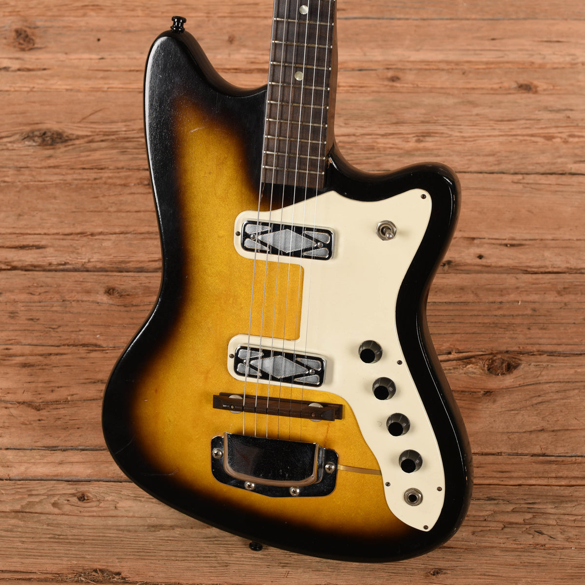 Silvertone 1449 Bobkat Sunburst 1966 Bass Guitars