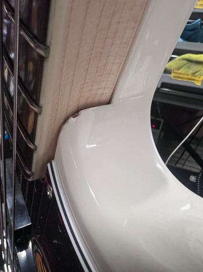 Sire Marcus Miller P7 Alder 5-String Antique White (2nd Gen) Bass Guitars / 5-String or More
