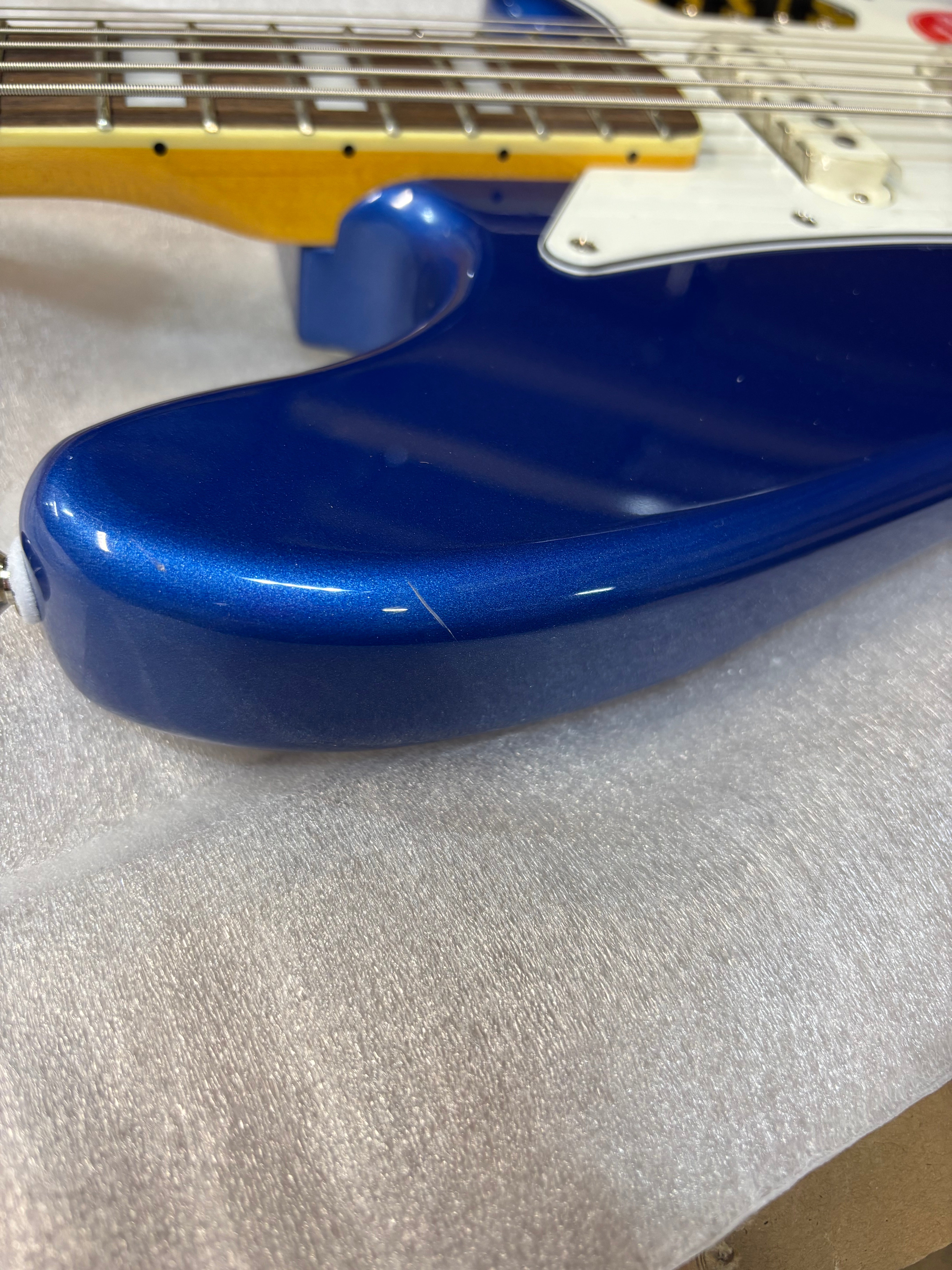 Squier Classic Vibe Bass VI Lake Placid Blue w/Matching Headcap & 3-Ply Parchment Pickguard Bass Guitars / 5-String or More