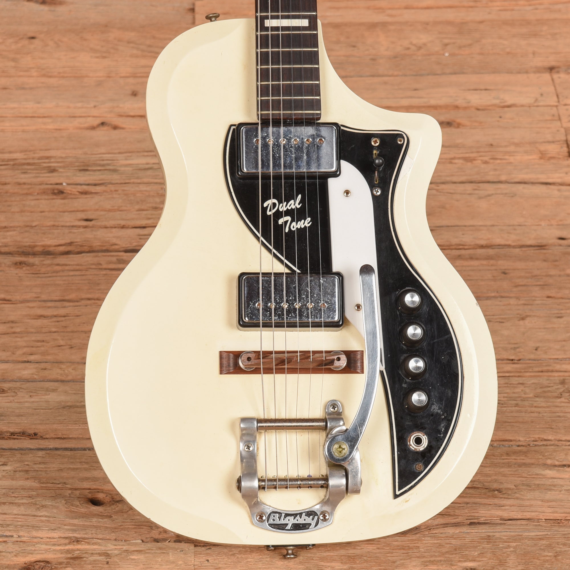 Supro Dualtone White 1962 Electric Guitars / Solid Body