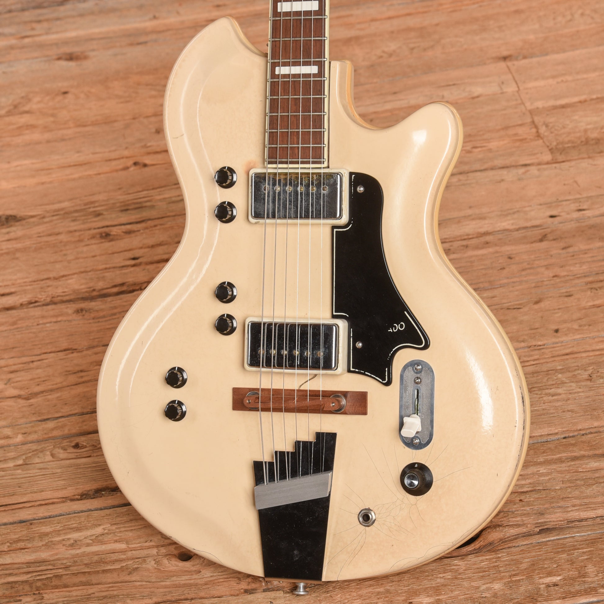 Supro Martinique Val-Trol Ermine White 1960s Electric Guitars / Solid Body