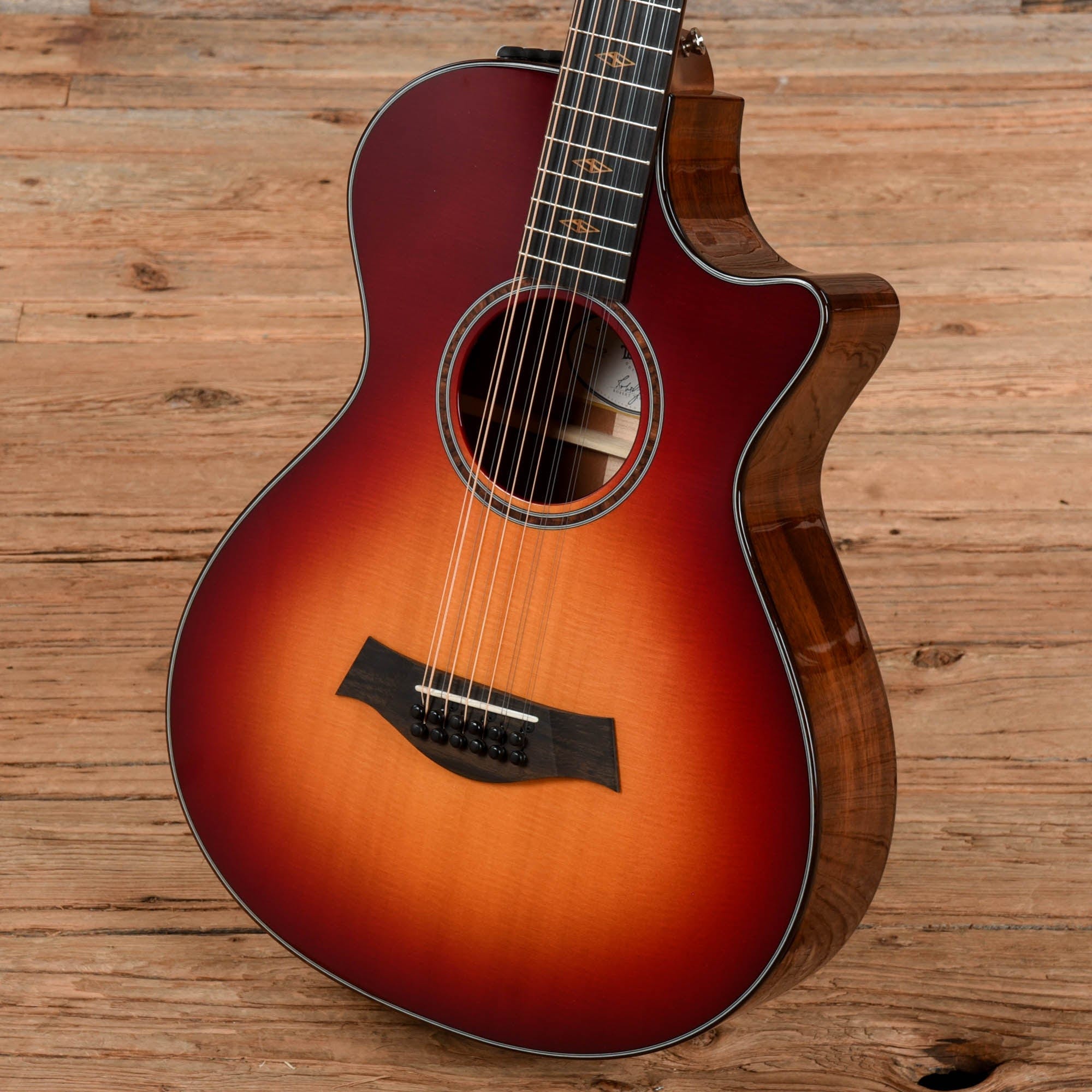 Taylor 552 LTD Dk Sunburst Acoustic Guitars / Concert
