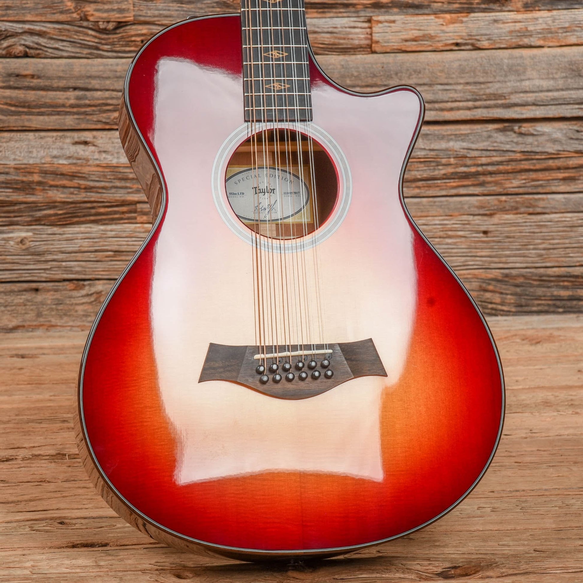 Taylor 552 LTD Dk Sunburst Acoustic Guitars / Concert
