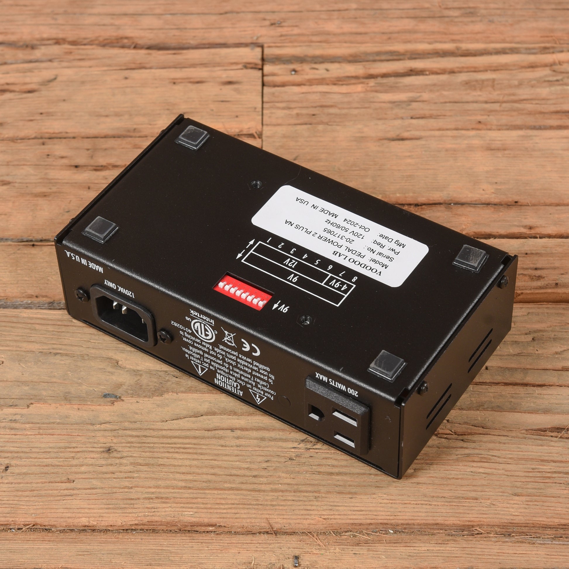 Voodoo Lab Pedal Power 2 PLUS Isolated Power Supply Effects and Pedals / Pedalboards and Power Supplies