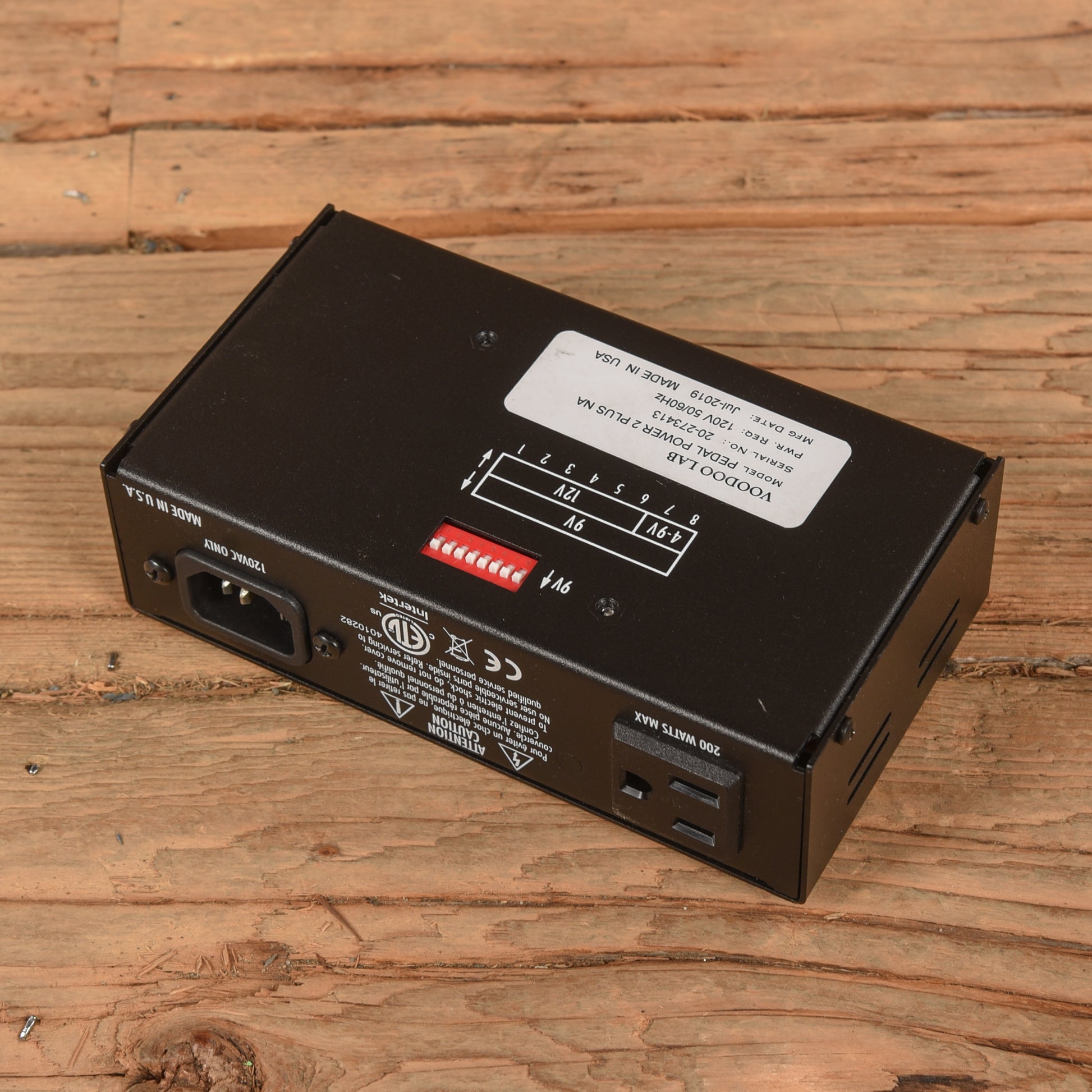 Voodoo Lab Pedal Power 2 Plus Effects and Pedals / Pedalboards and Power Supplies