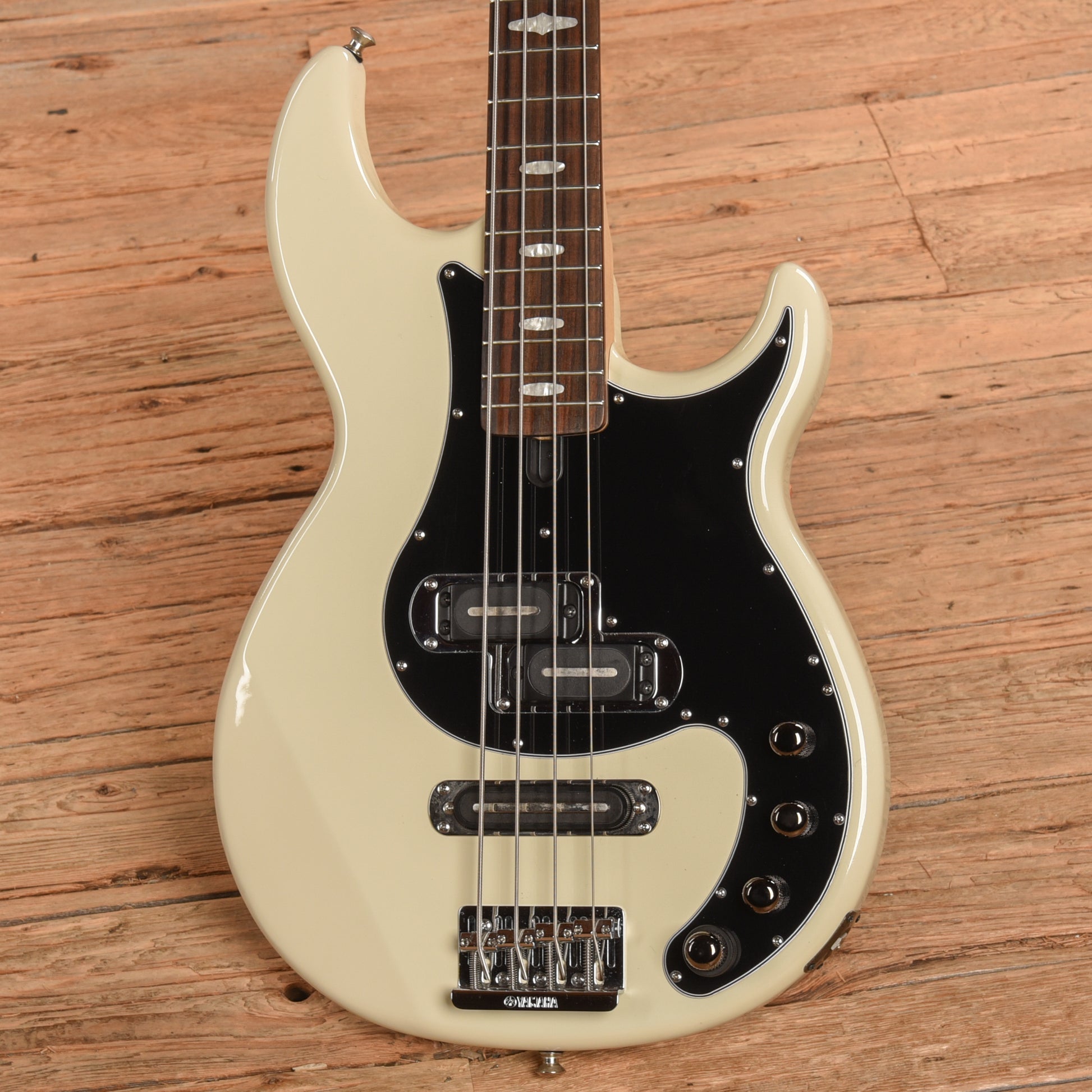 Yamaha BB1024X White Bass Guitars / 4-String