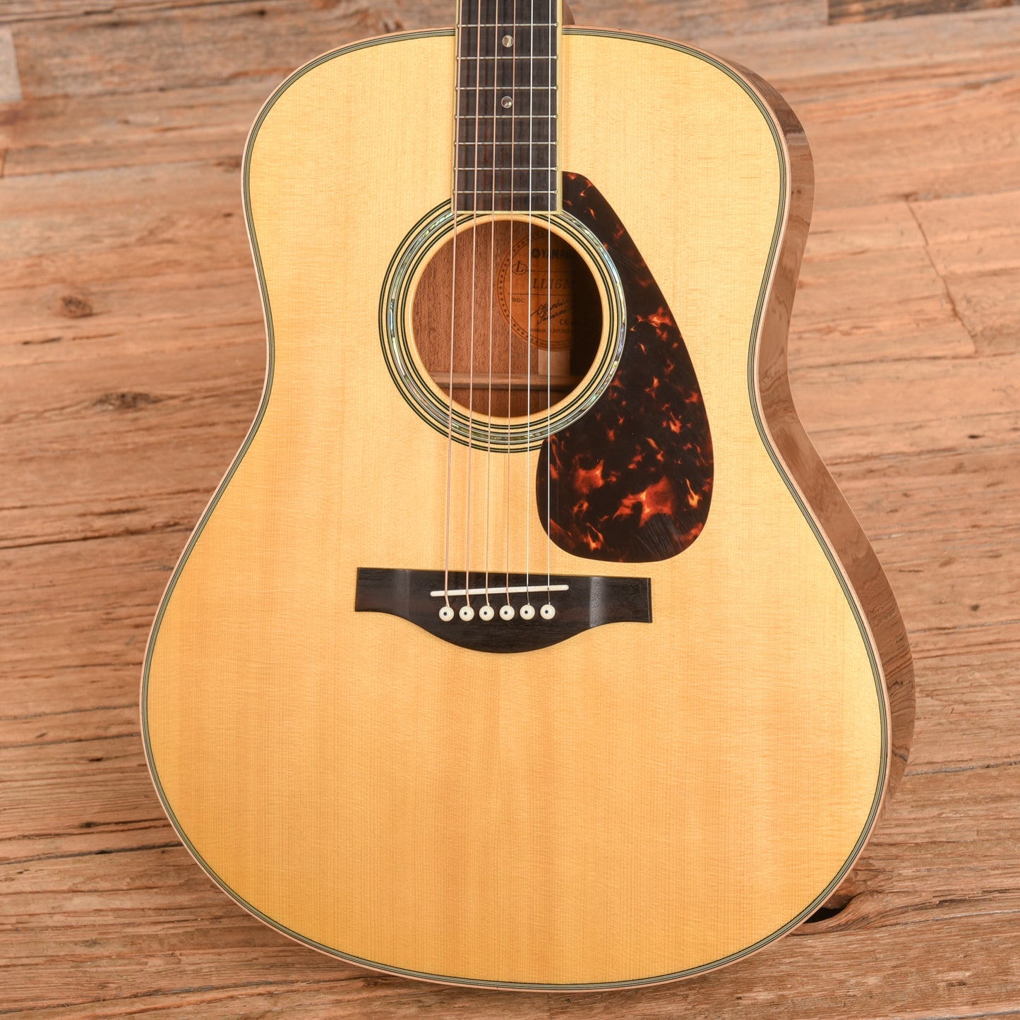 Yamaha LL16M Jumbo Acoustic Natural