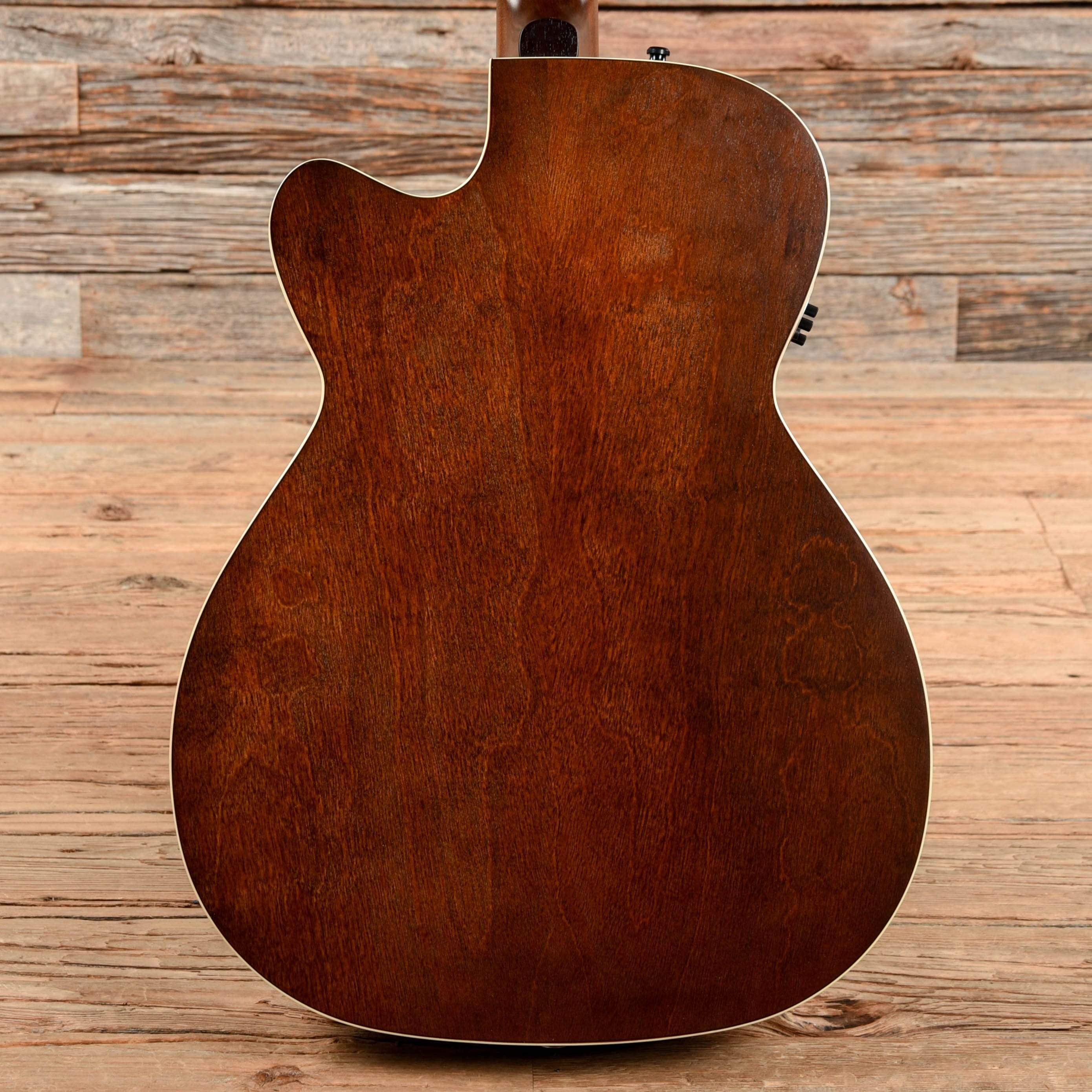 Art & Lutherie Legacy Concert Hall CW QIT Bourbon Burst 2004 Acoustic Guitars / Concert