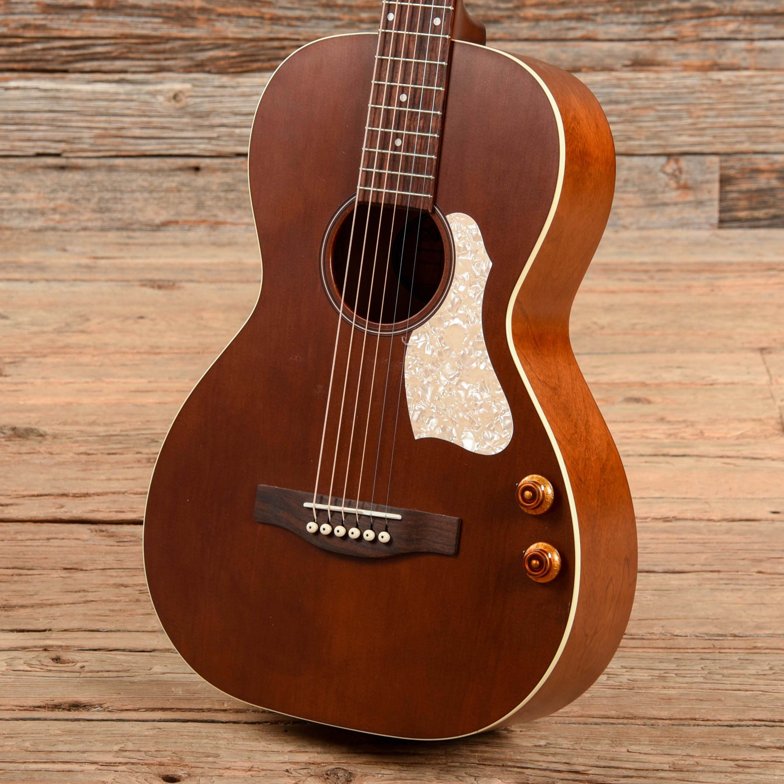 Art & Lutherie Roadhouse Parlor w/Q-Discrete Electronics Natural Acoustic Guitars / Parlor