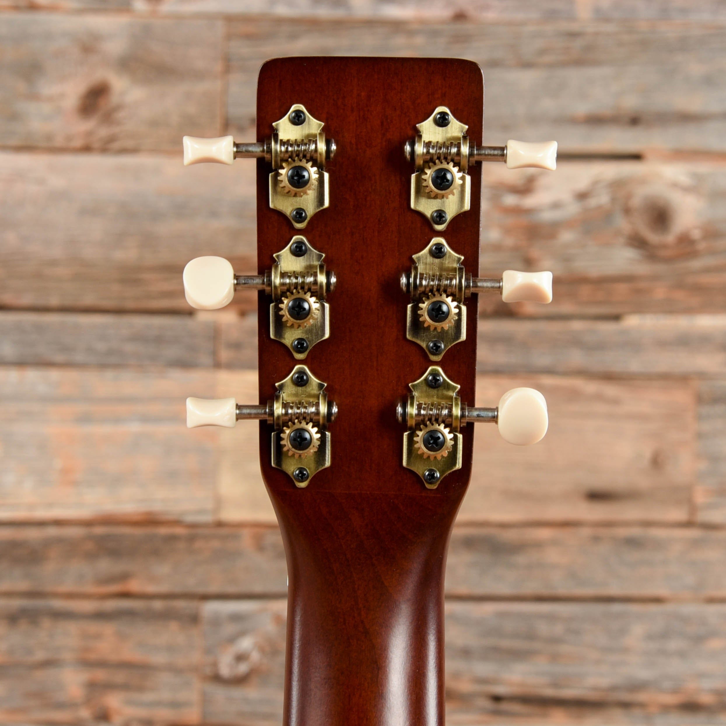 Art & Lutherie Roadhouse Parlor w/Q-Discrete Electronics Natural Acoustic Guitars / Parlor