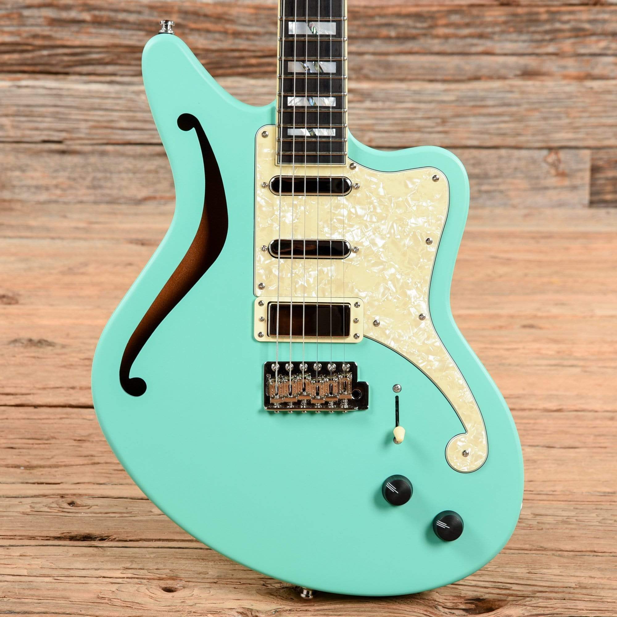 D'Angelico Deluxe Bedford SH with Tremolo Matte Seafoam 2020