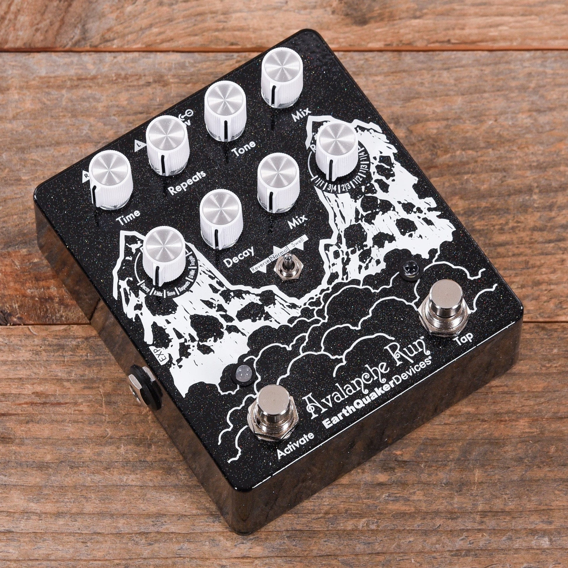 earthquaker avalanche run pedal Earthquaker Devices Avalanche Run v2 Stereo Delay and Reverb Black/White