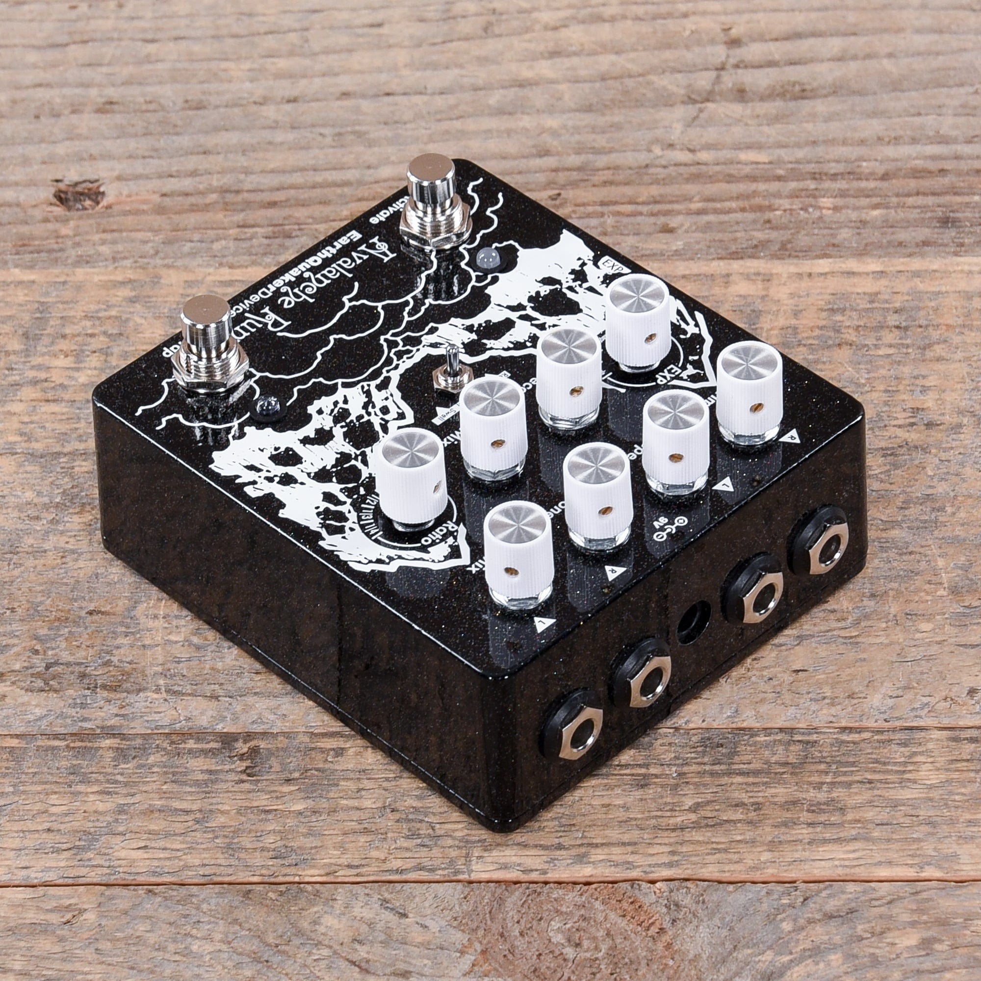 Earthquaker Devices Avalanche Run v2 Stereo Delay and Reverb Black/White Effects and Pedals / Delay