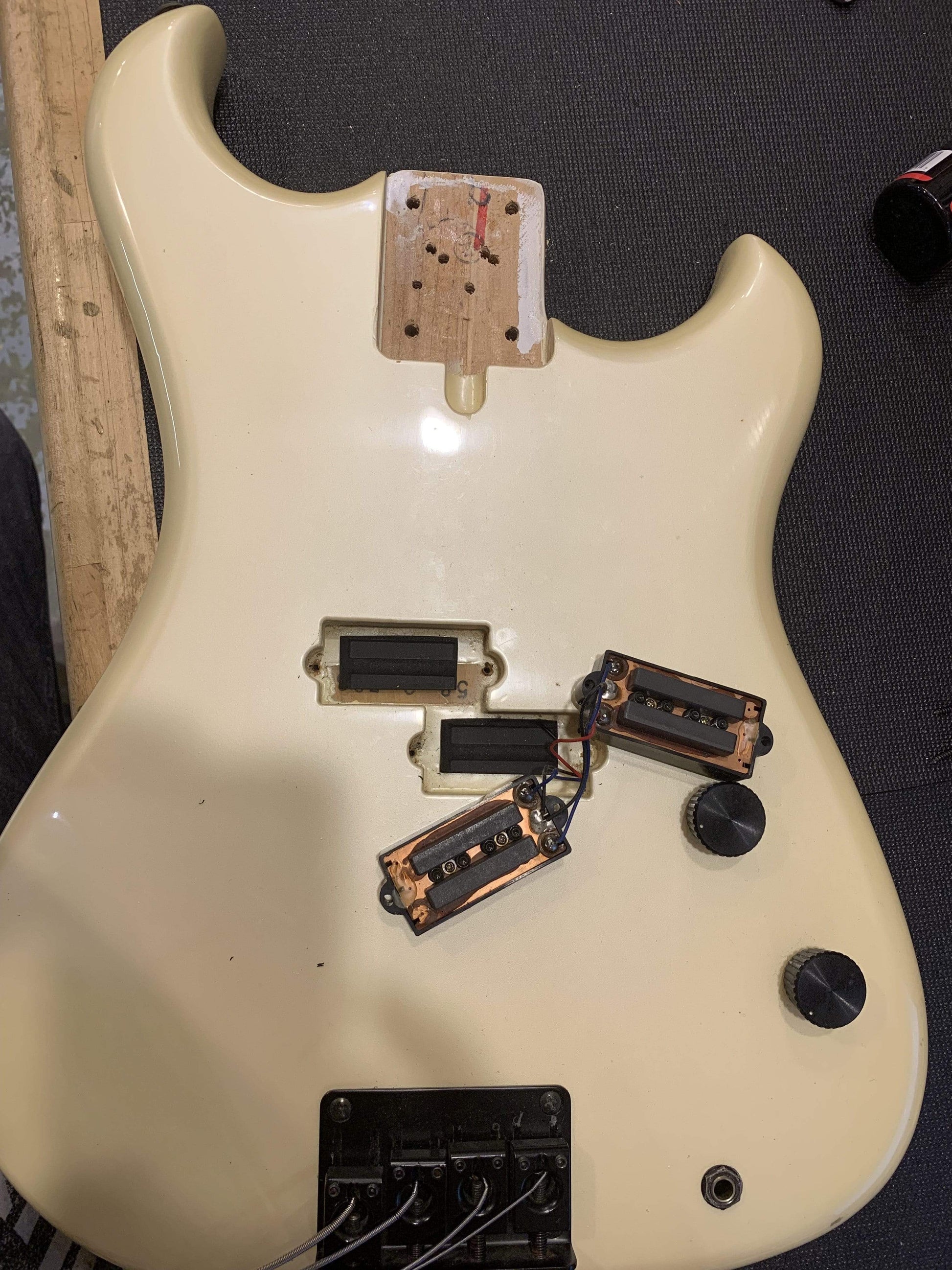 Electra Westone Phoenix Bass White 1984 Bass Guitars / Short Scale