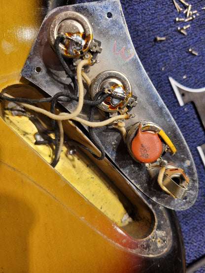 Fender Jazz Bass Sunburst 1964 Bass Guitars / 4-String