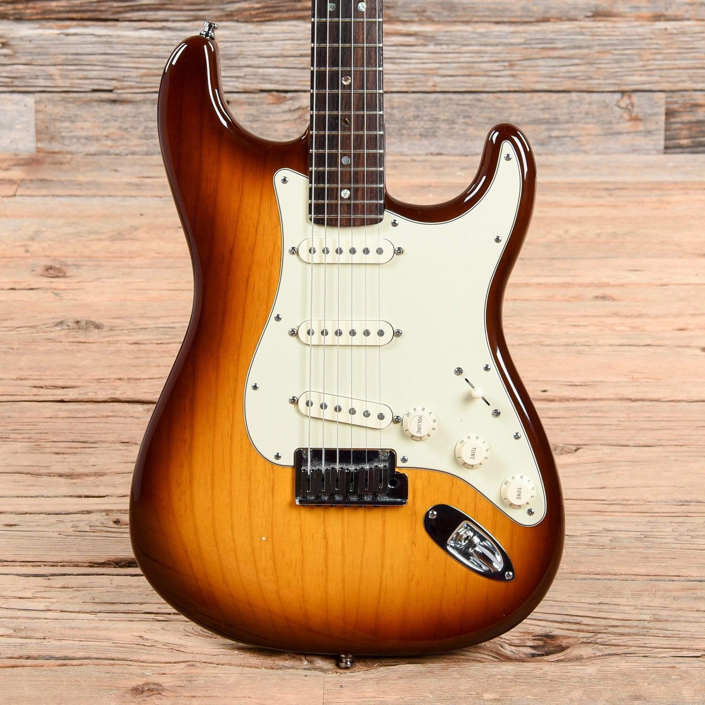 Fender American Deluxe Stratocaster Sunburst 2004 Electric Guitars / Solid Body