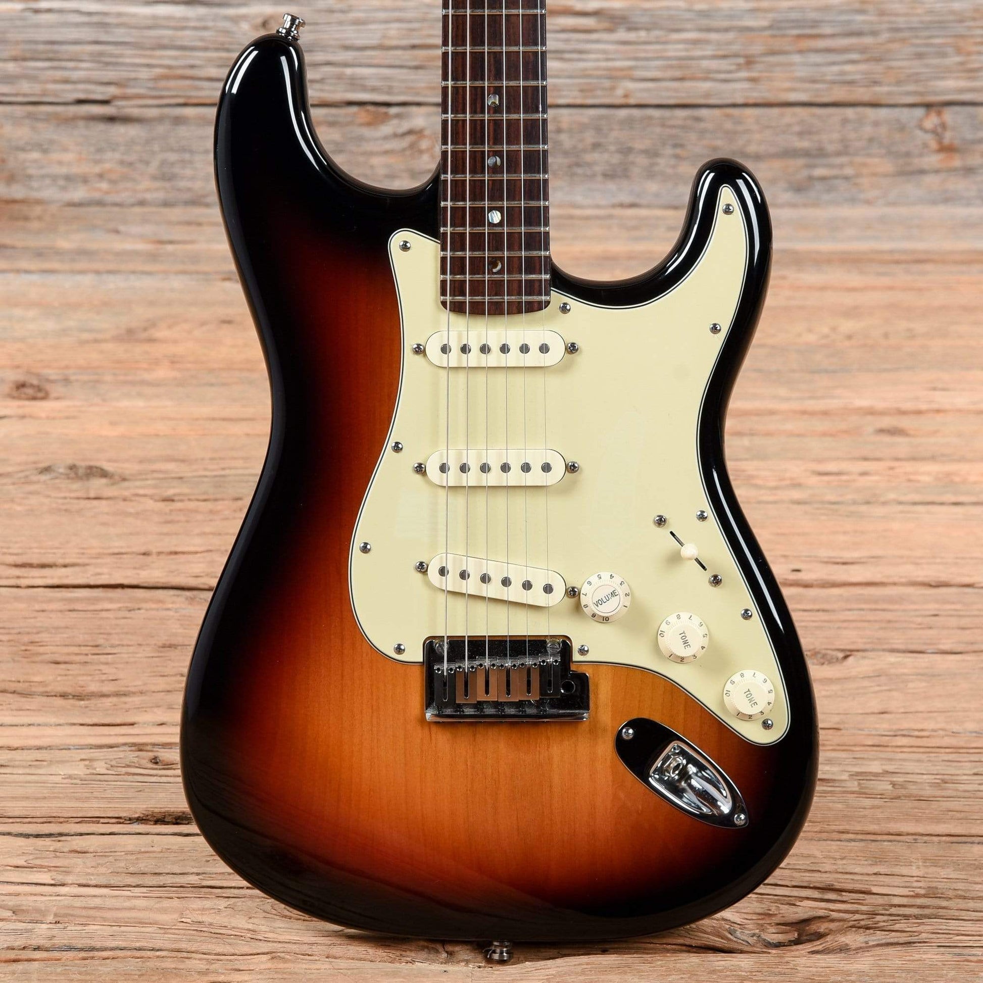 Fender American Deluxe Stratocaster Sunburst 2005 Electric Guitars / Solid Body