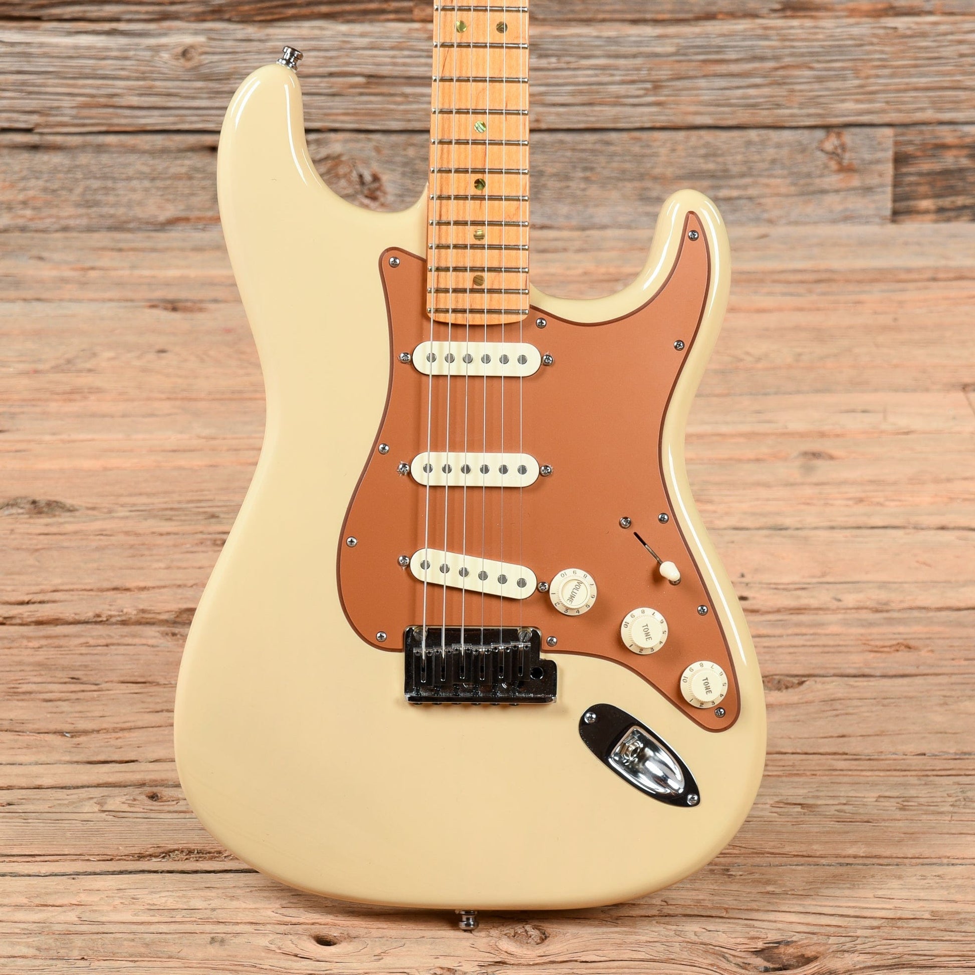 Fender American Deluxe Stratocaster V Neck Honey Blonde 2006 Electric Guitars / Solid Body