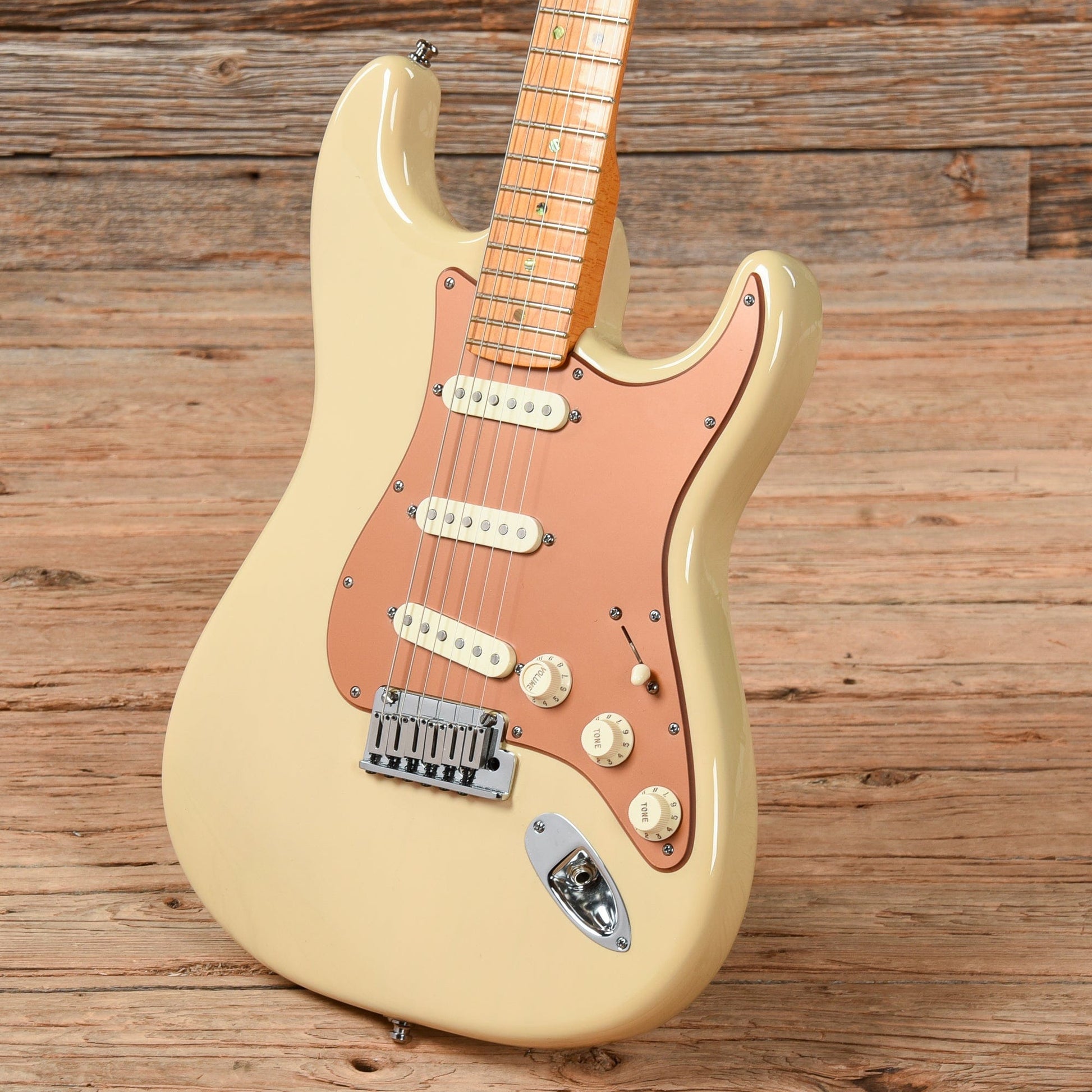 Fender American Deluxe Stratocaster V Neck Honey Blonde 2006 Electric Guitars / Solid Body
