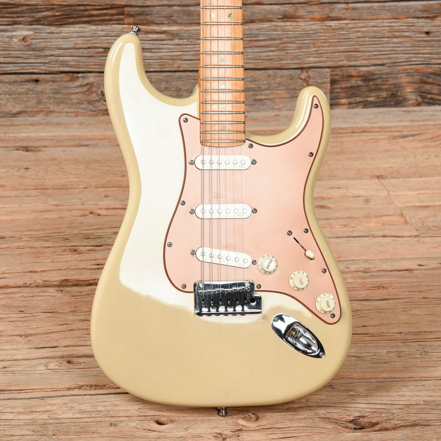 Fender American Deluxe Stratocaster V Neck Honey Blonde 2006 Electric Guitars / Solid Body