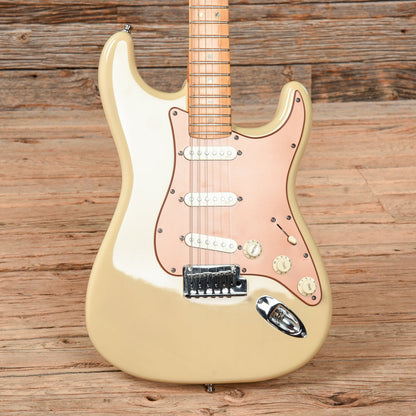 Fender American Deluxe Stratocaster V Neck Honey Blonde 2006 Electric Guitars / Solid Body