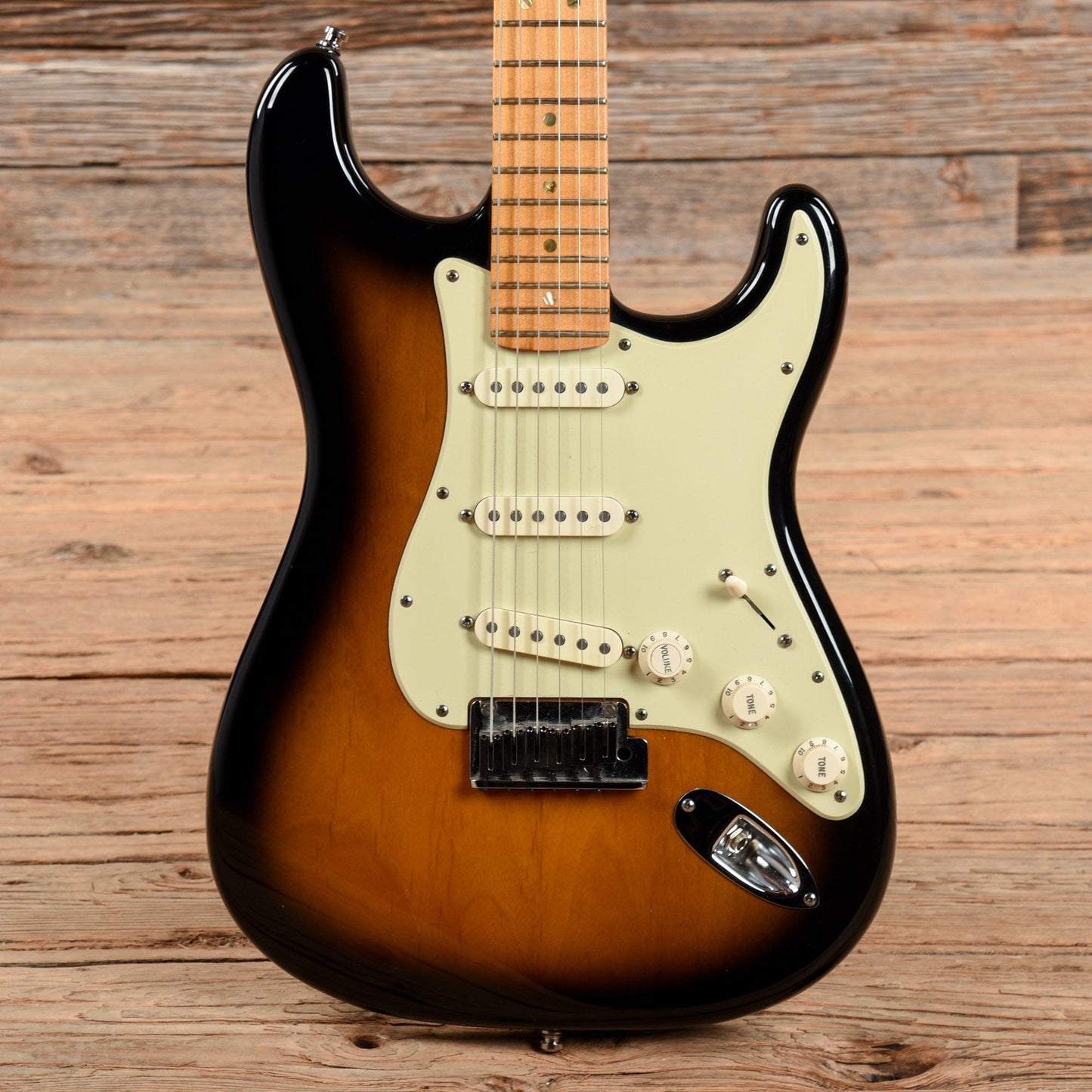 Fender American Deluxe Stratocaster V Neck Sunburst 2005 Electric Guitars / Solid Body
