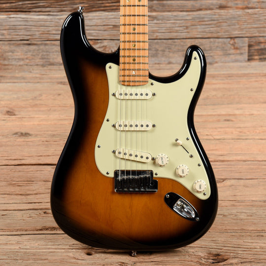 Fender American Deluxe Stratocaster V Neck Sunburst 2005 Electric Guitars / Solid Body