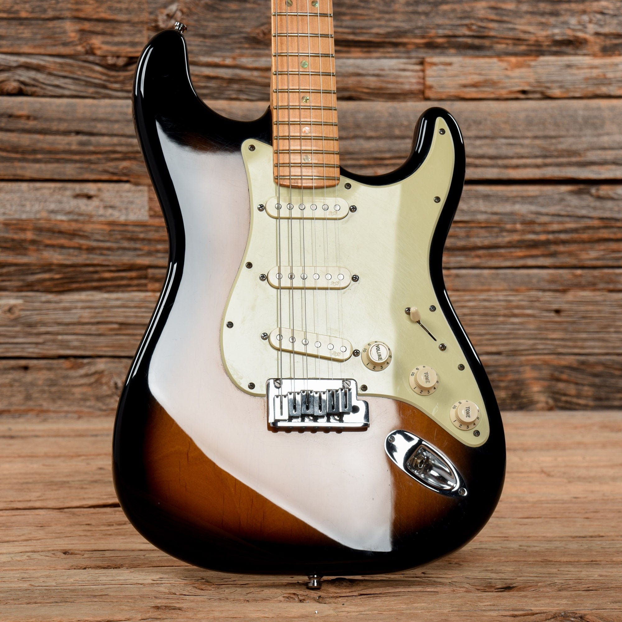 Fender American Deluxe Stratocaster V Neck Sunburst 2005 Electric Guitars / Solid Body