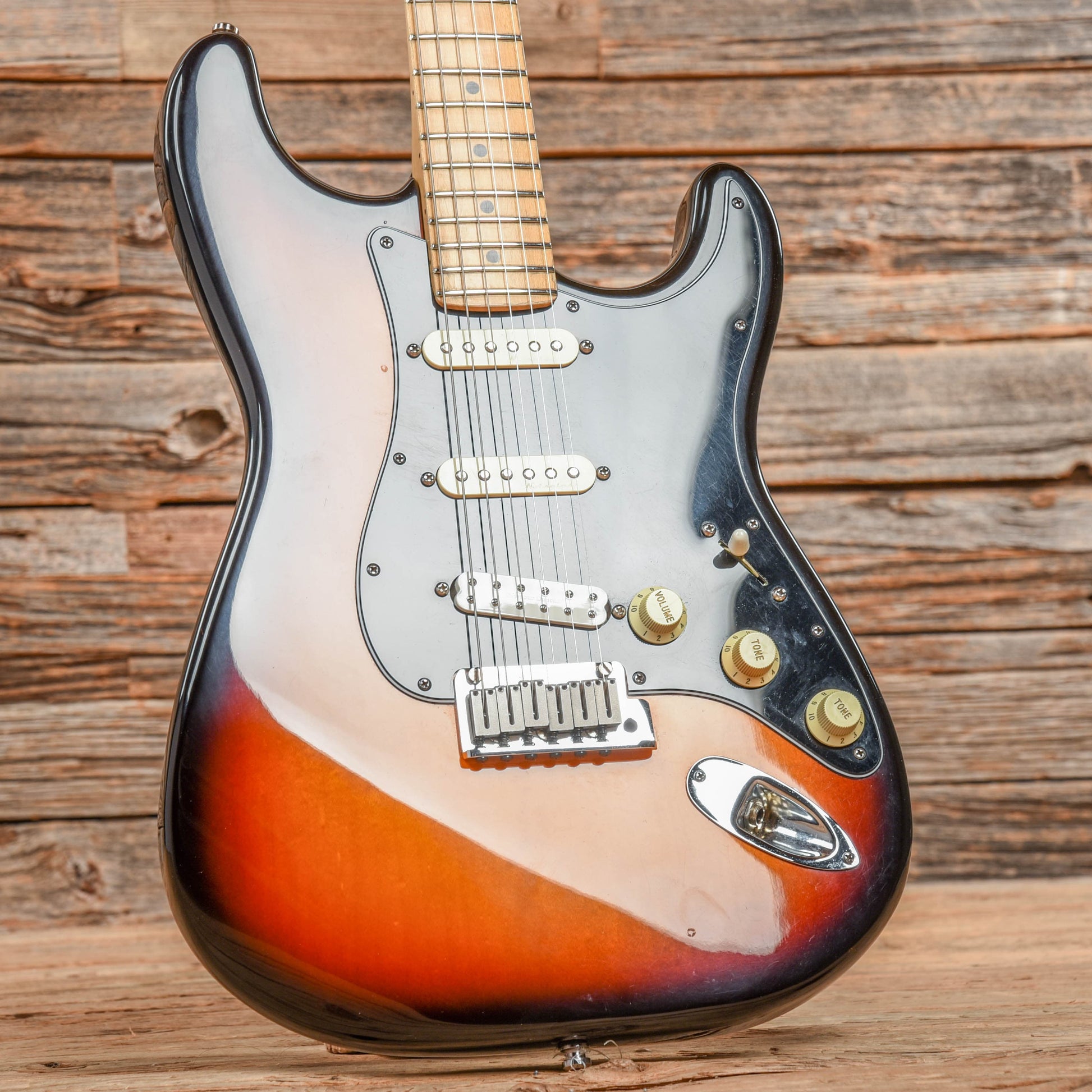 Fender American Standard Stratocaster 3-Color Sunburst 1993 Electric Guitars / Solid Body