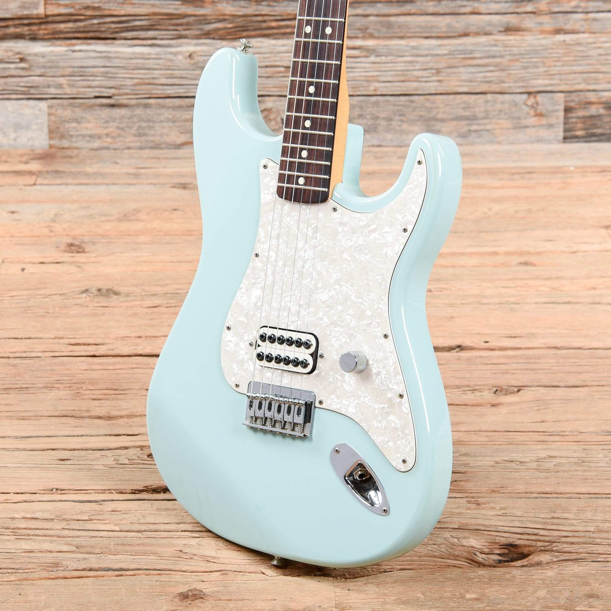 Fender Artist Series Tom Delonge Stratocaster Daphne Blue 2002 Electric Guitars / Solid Body