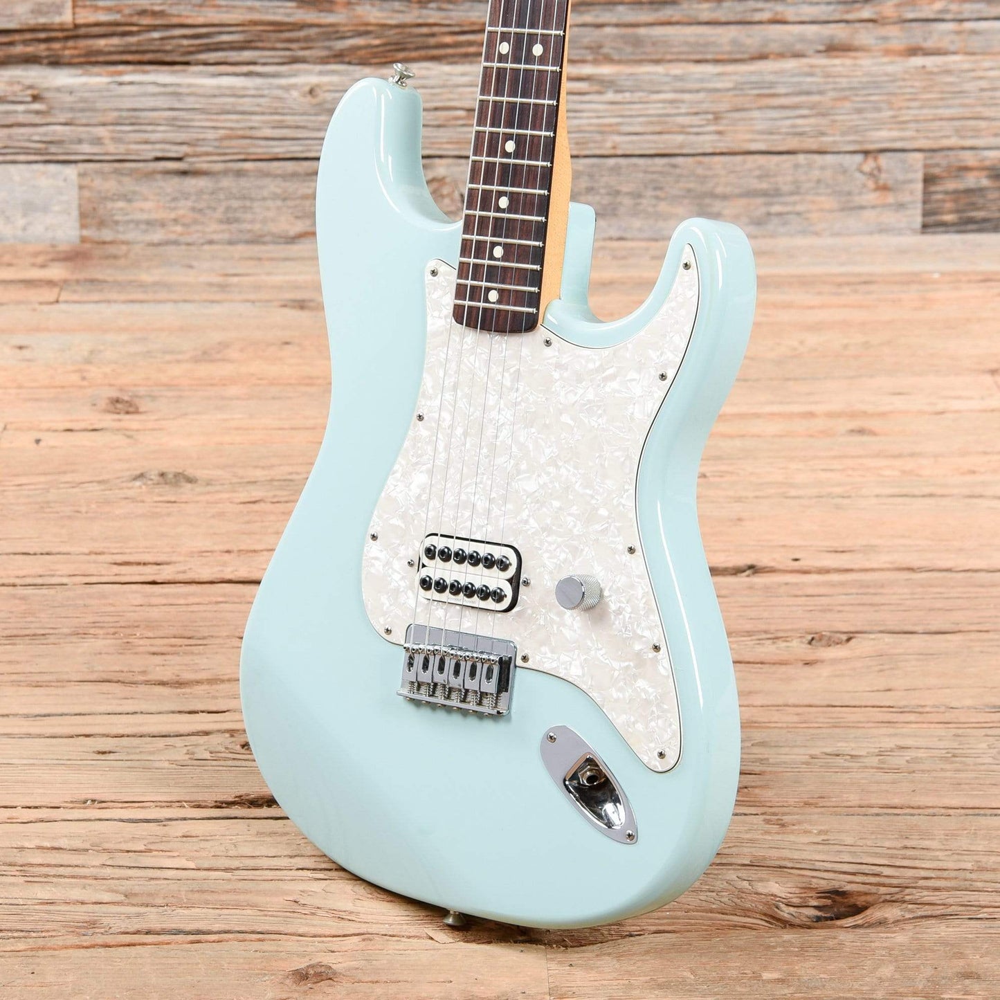 Fender Artist Series Tom Delonge Stratocaster Daphne Blue 2002 Electric Guitars / Solid Body