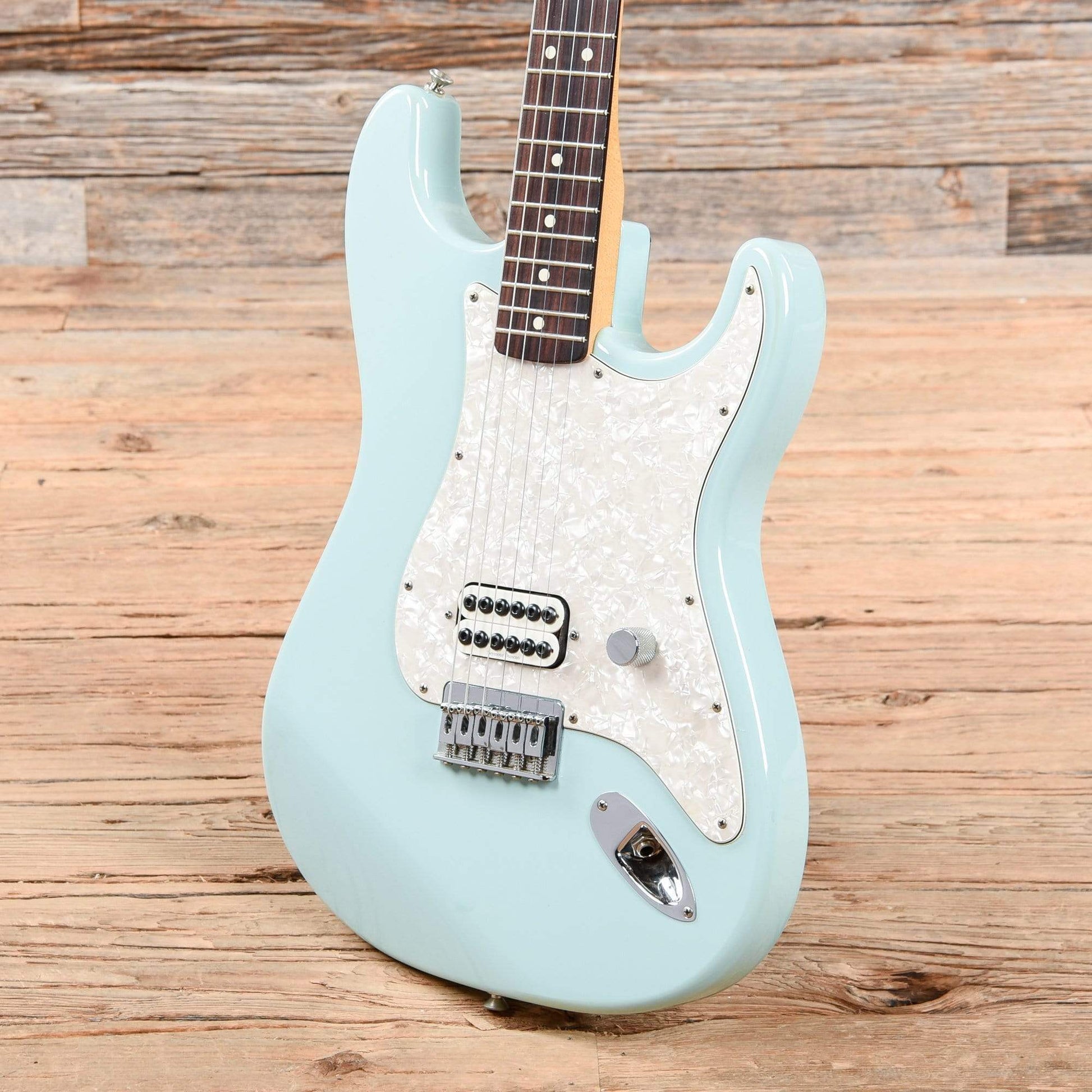 Fender Artist Series Tom Delonge Stratocaster Daphne Blue 2002 Electric Guitars / Solid Body