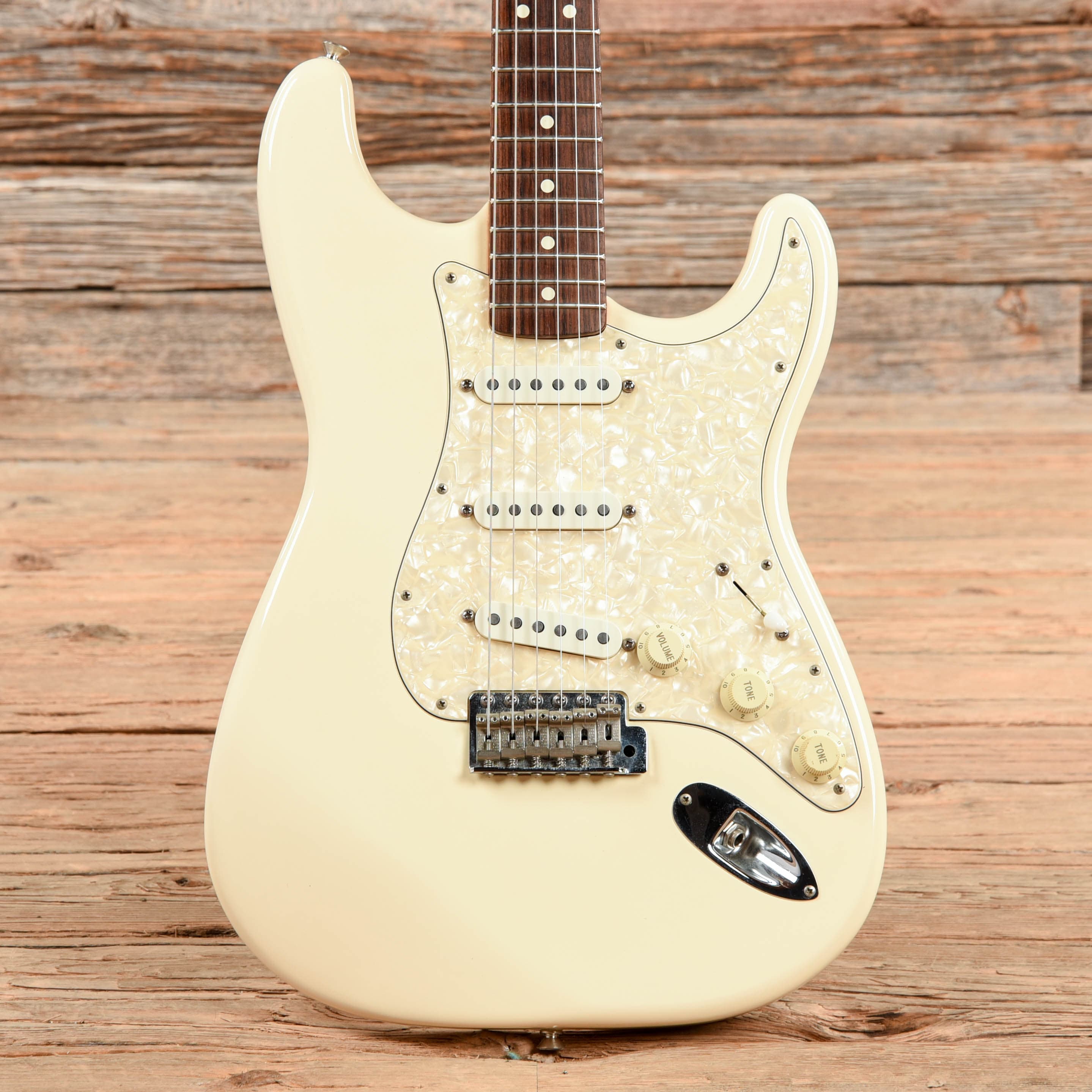 Fender Deluxe Series Stratocaster White 1997 – Chicago Music Exchange
