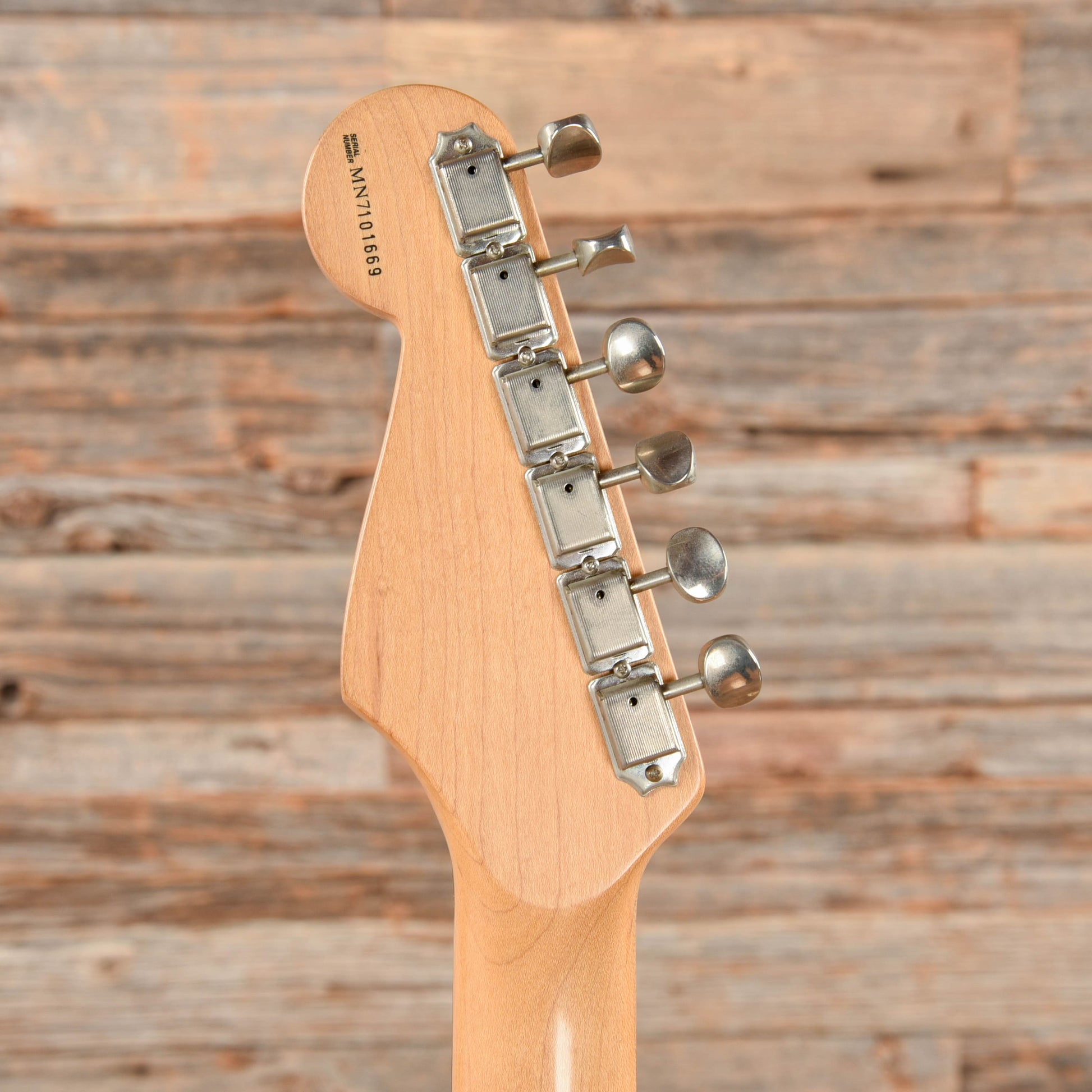 Fender Deluxe Series Stratocaster White 1997 Electric Guitars / Solid Body