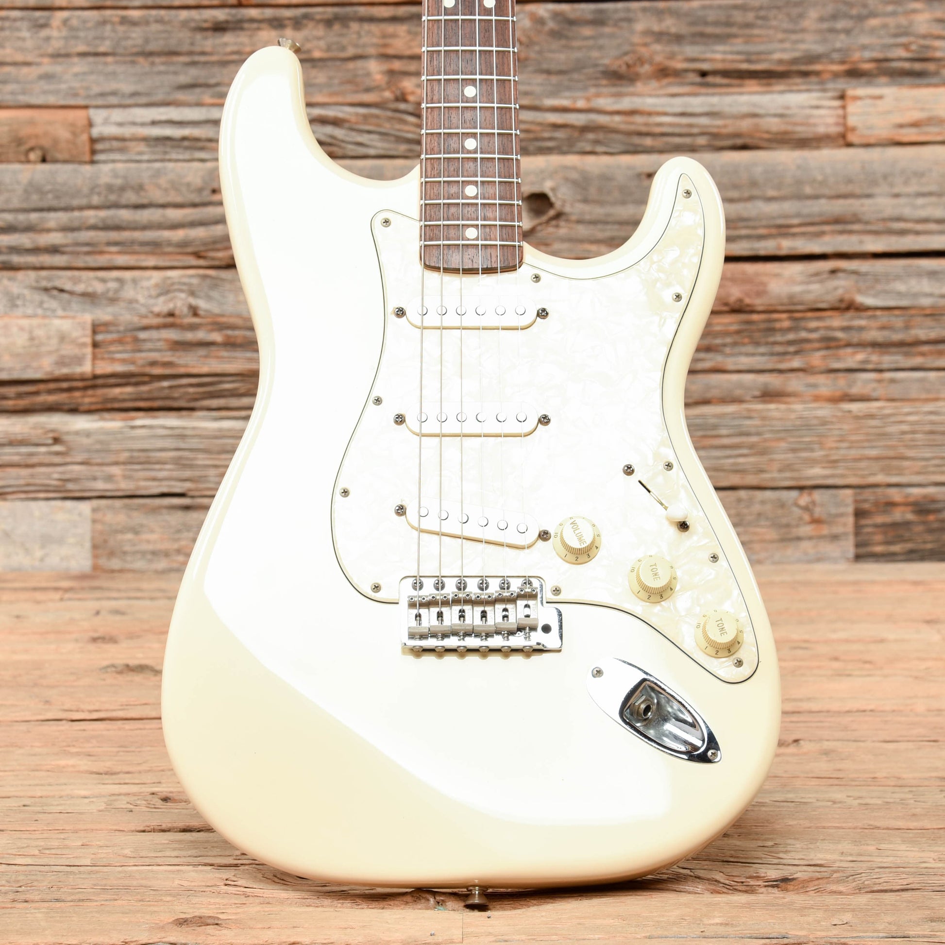 Fender Deluxe Series Stratocaster White 1997 Electric Guitars / Solid Body