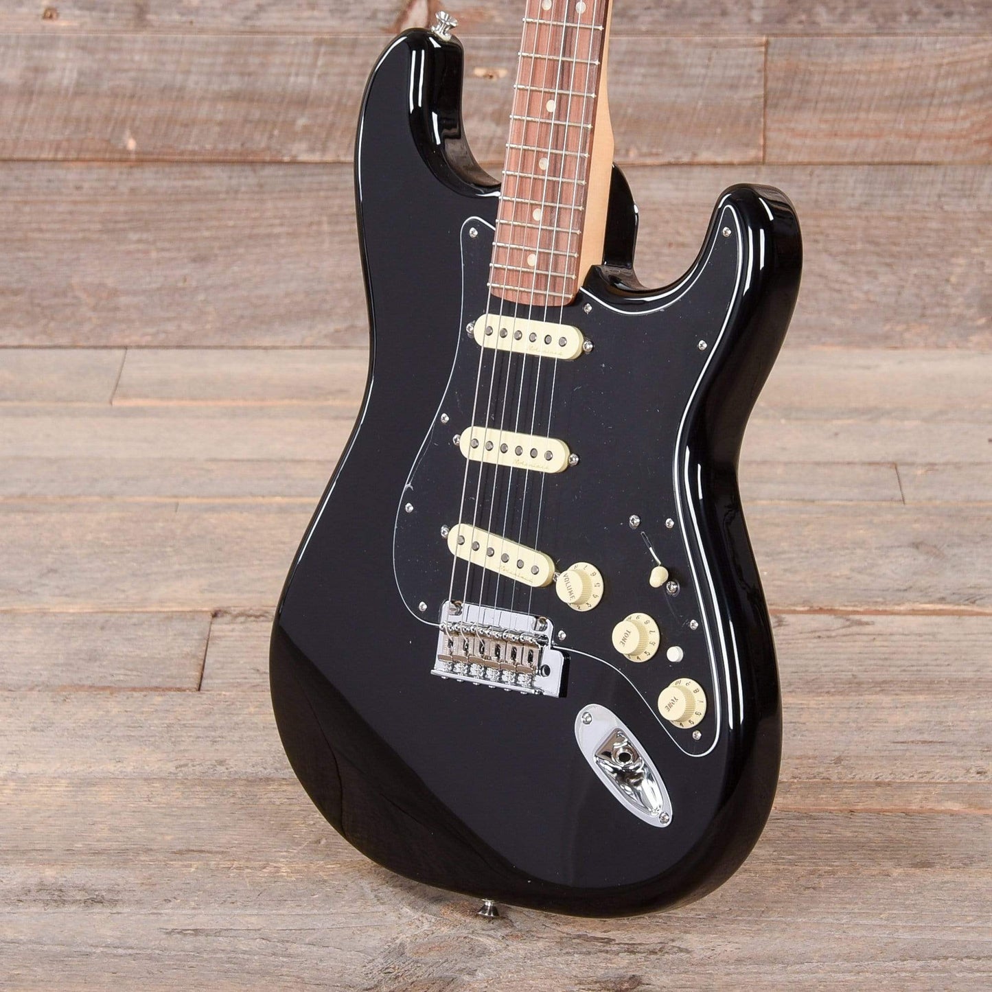 Fender Deluxe Stratocaster Black Electric Guitars / Solid Body