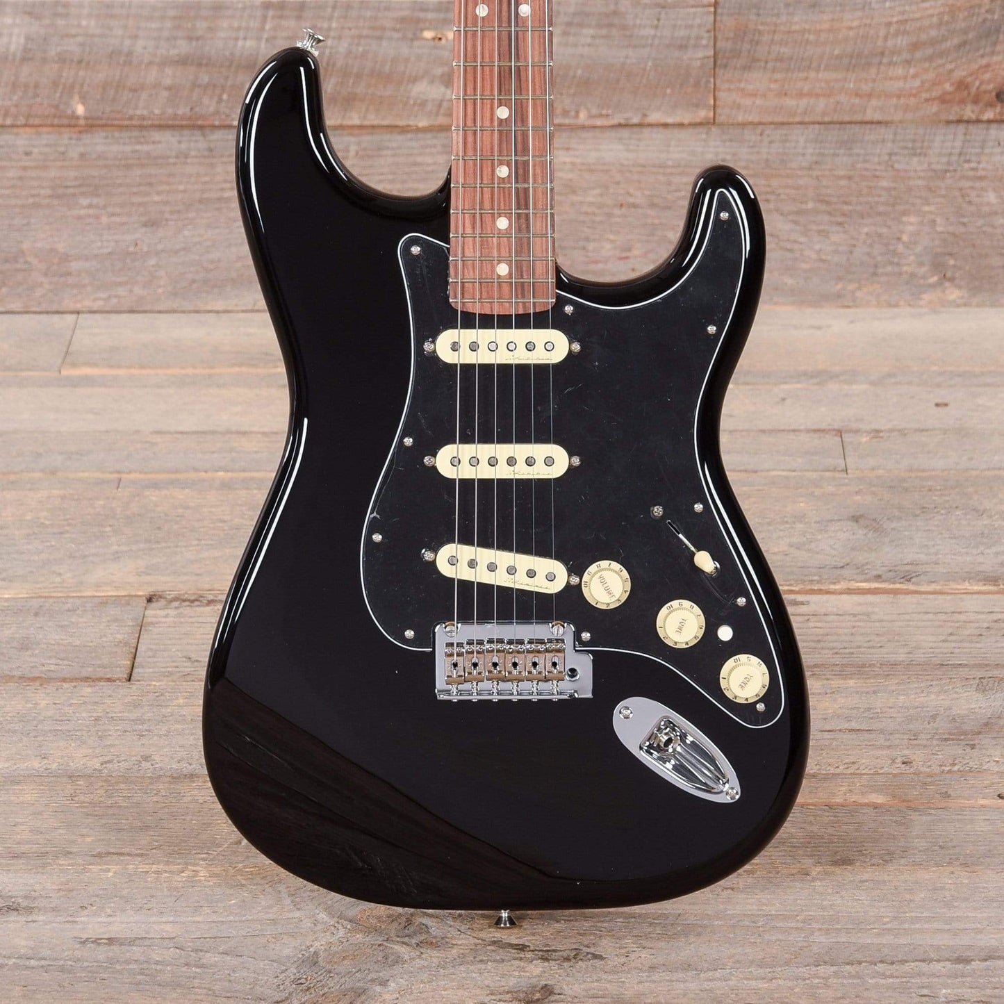 Fender Deluxe Stratocaster Black Electric Guitars / Solid Body